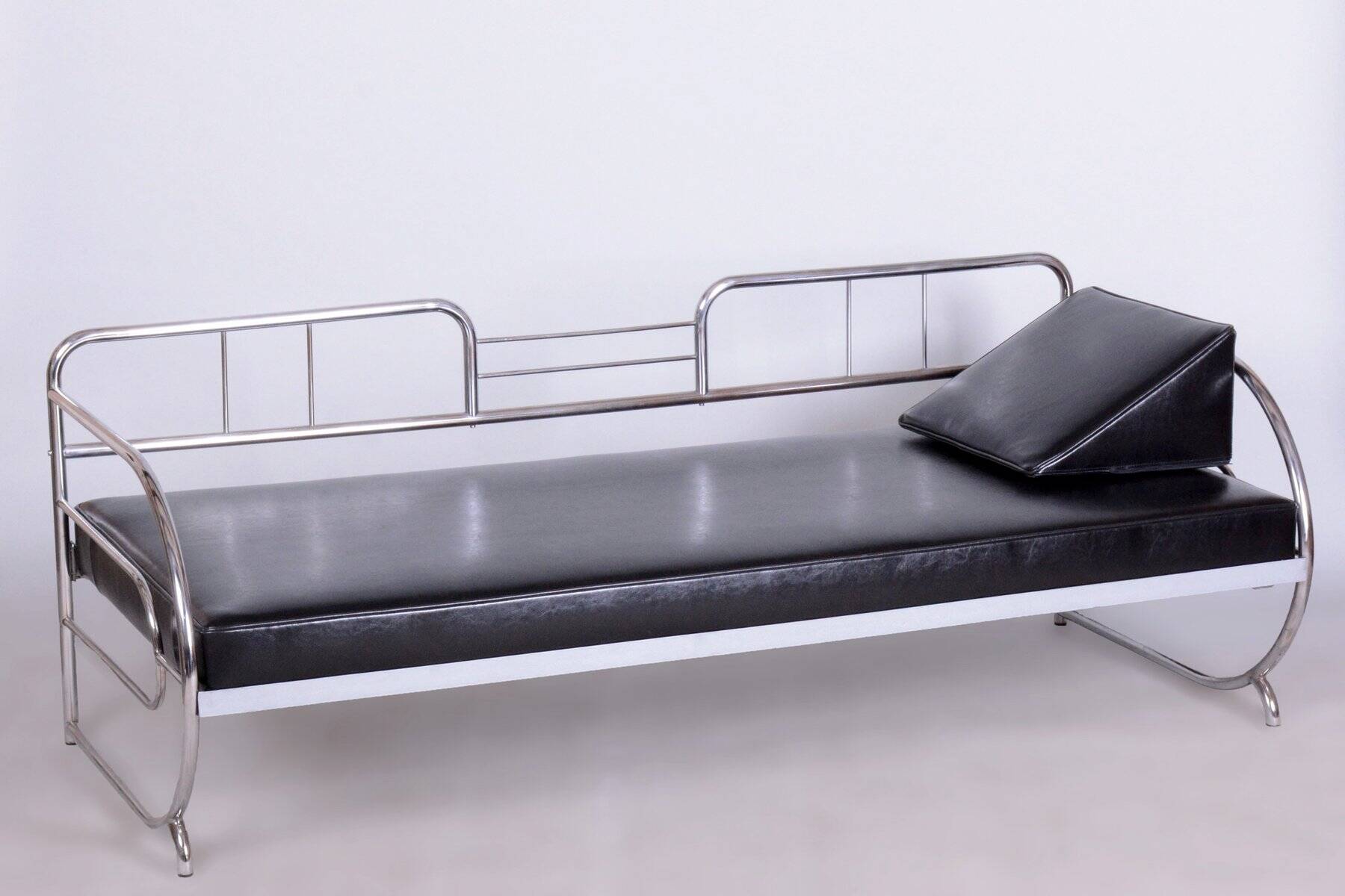 Bauhaus Sofa in Chromed Steel and Leather by Robert Slezák, Czech, 1930s