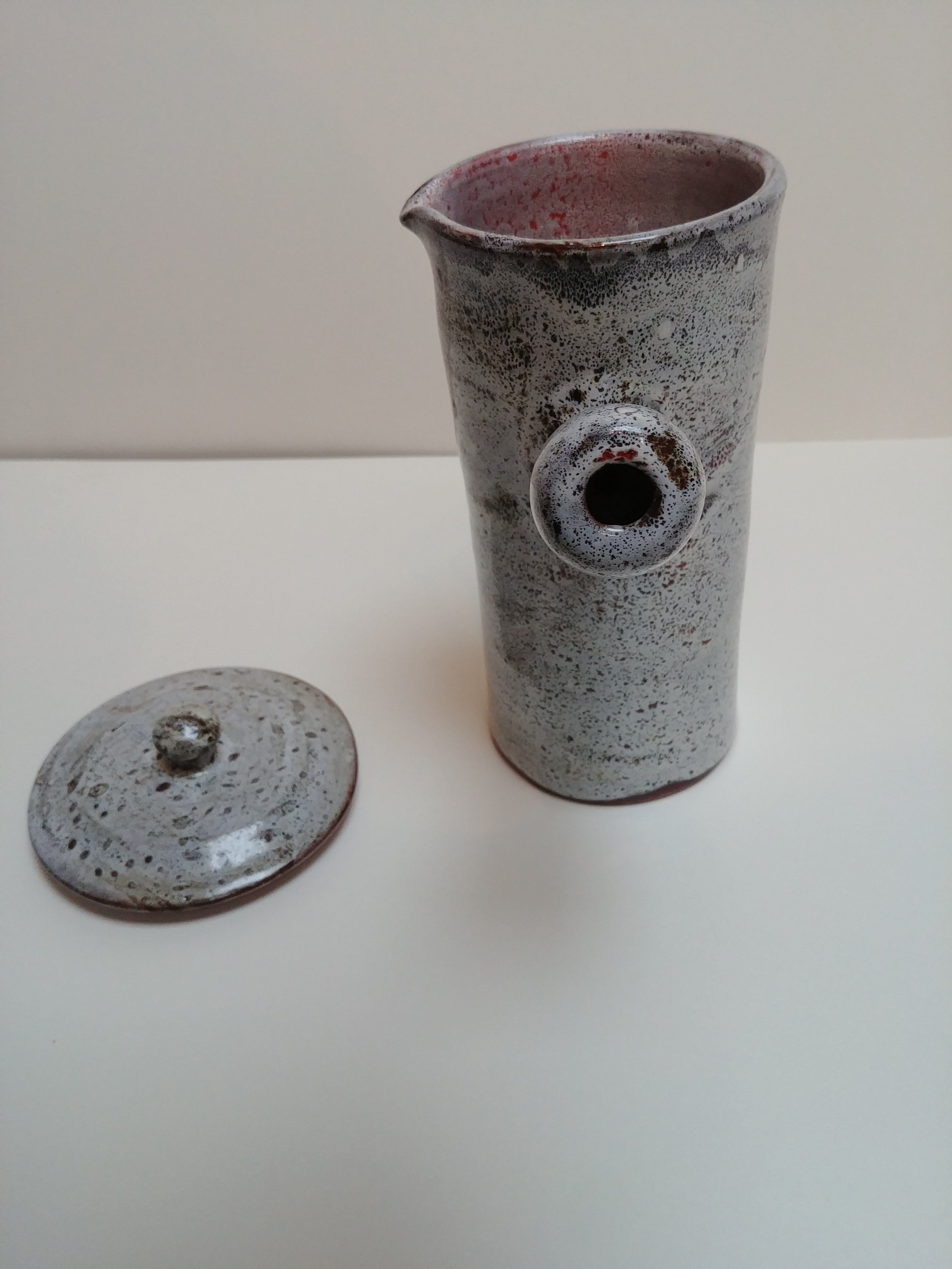 Former sandstone pouring coffee maker