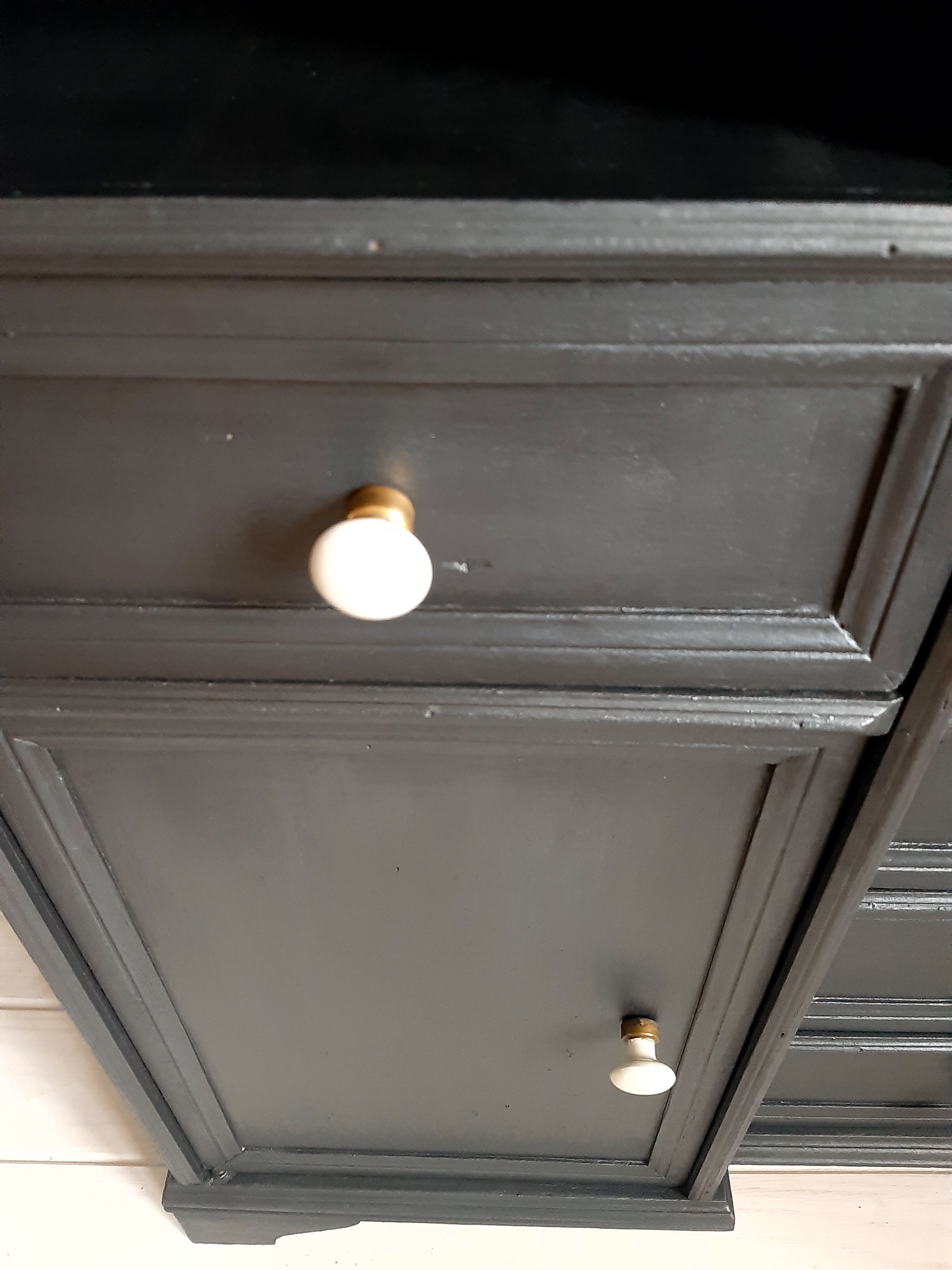 Extra Furniture/ Commodus