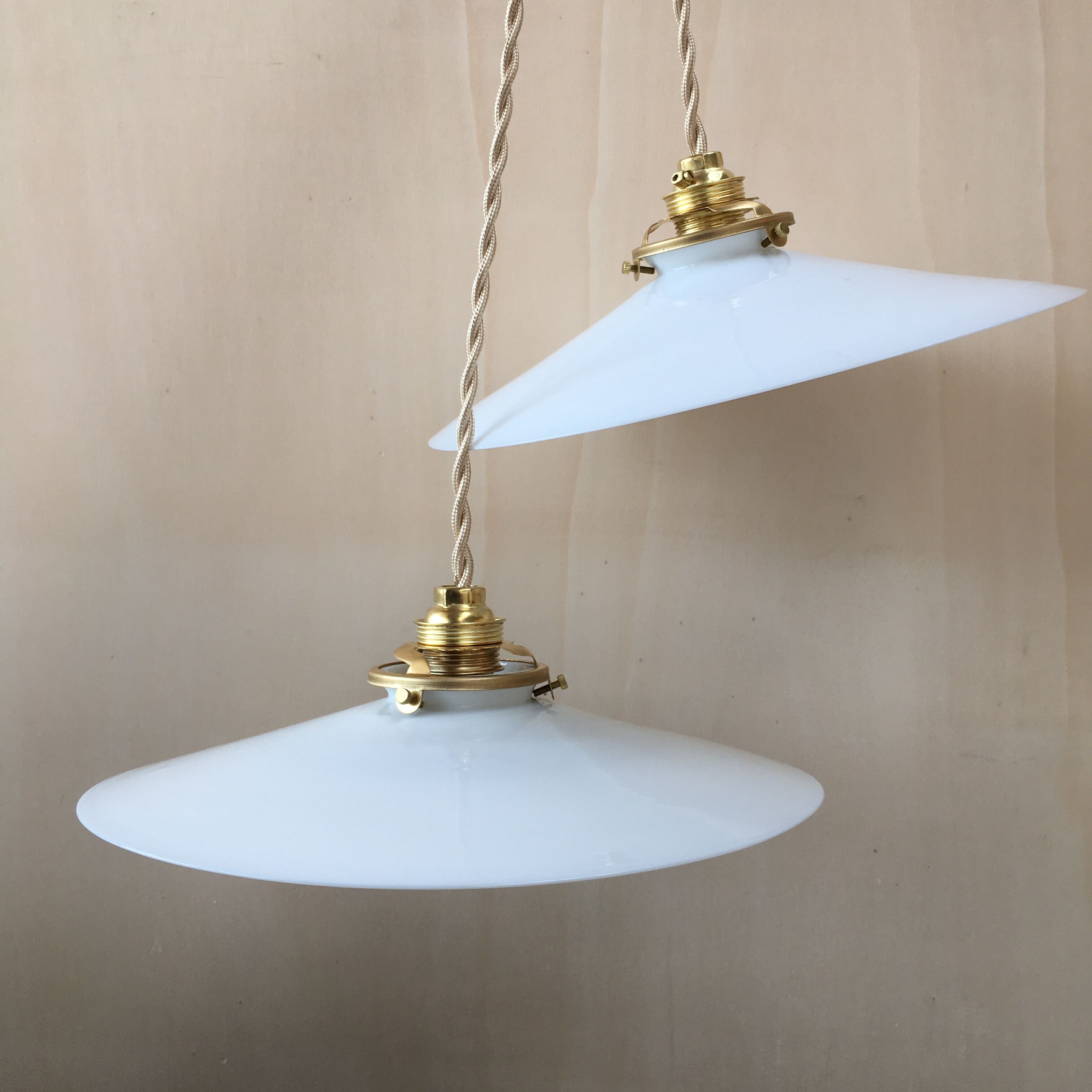Paire de suspensions vintage en opaline blanche
