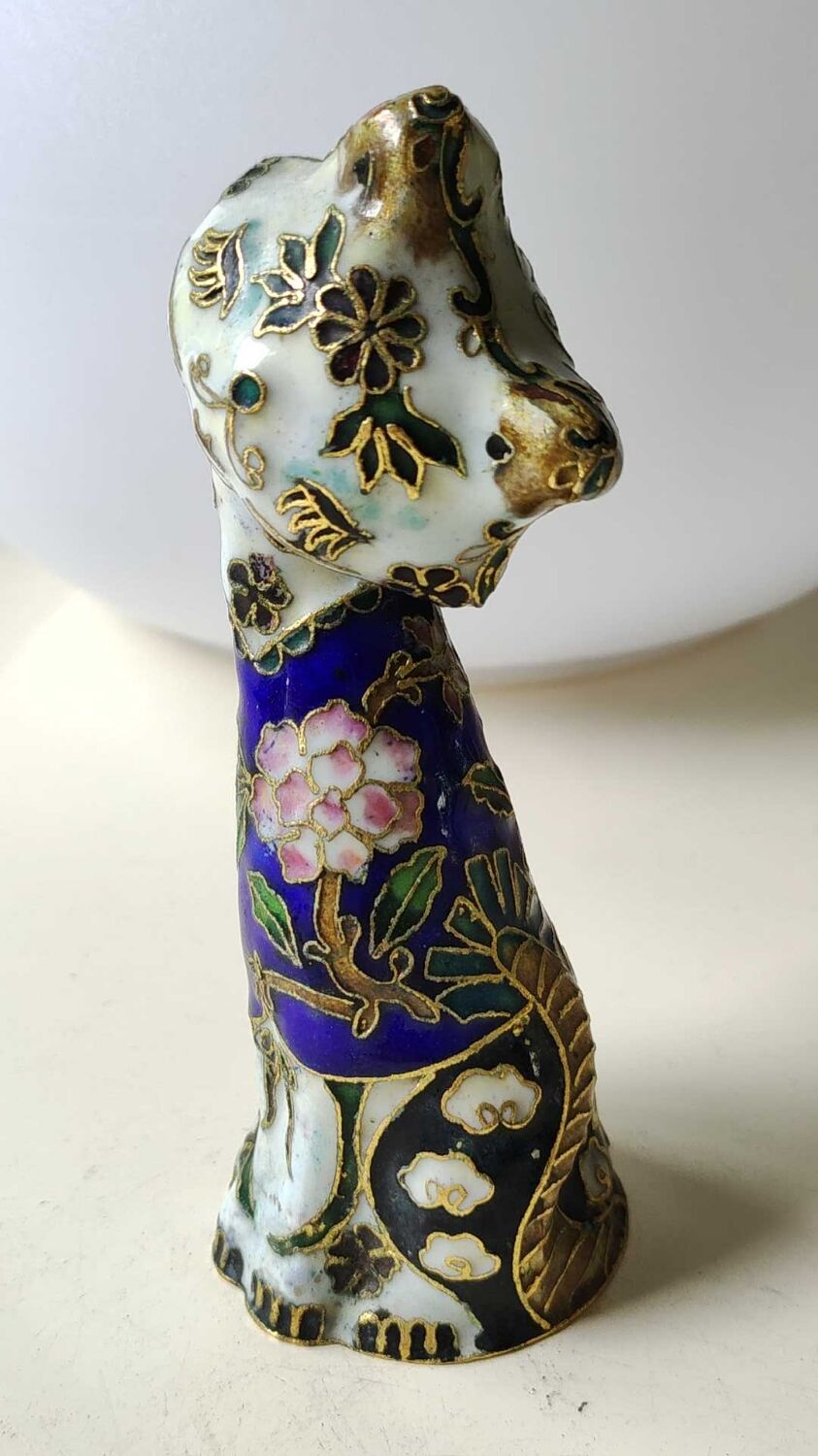 Chinese cat figurine in bronze / brass enamel cloisonné. floral motifs, gold inclusions