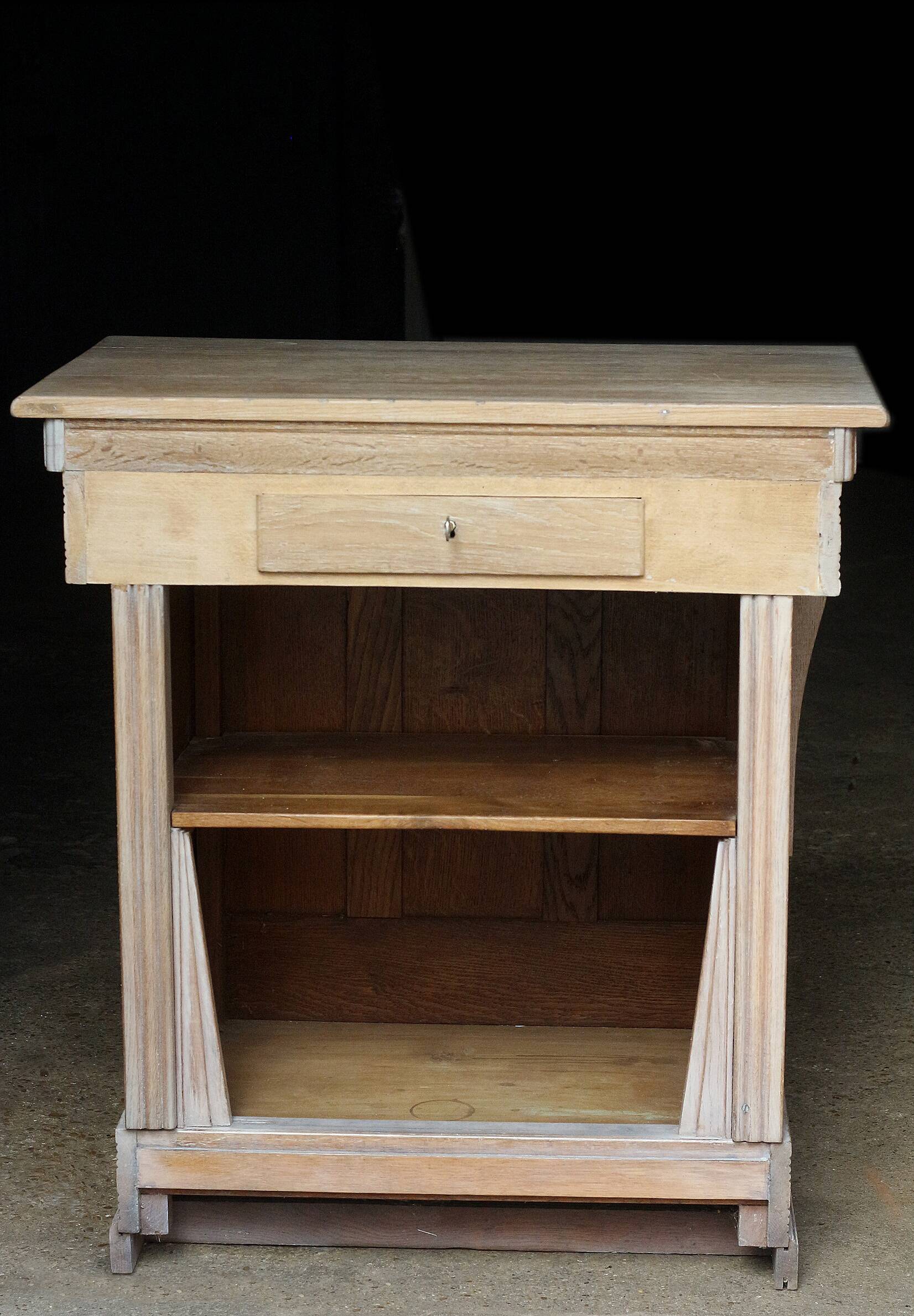Beautiful shop counter in solid oak, Art Deco style. Very good condition.