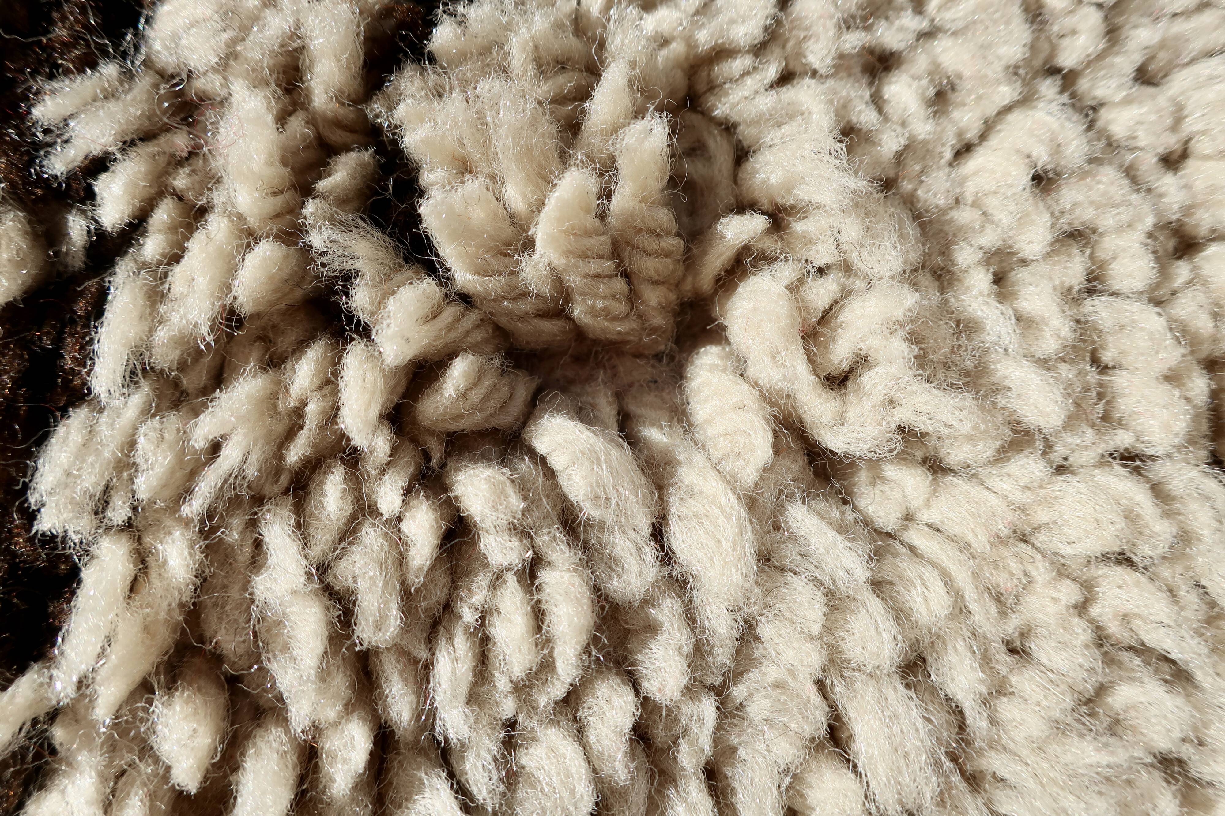 1970s designer rug in knotted wool 280 x 200 cm