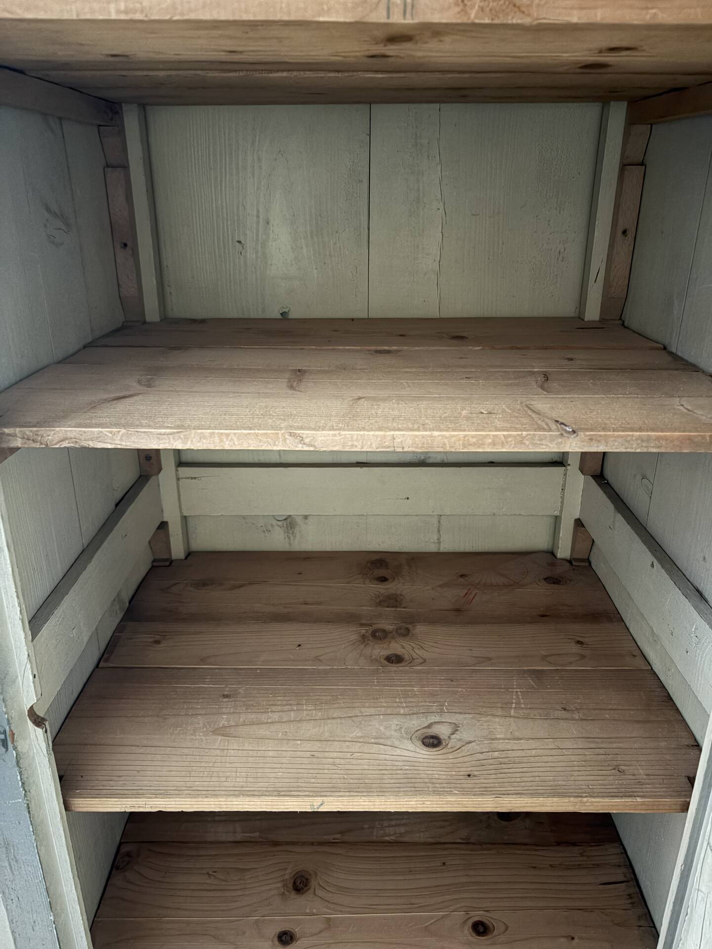 Armoire parisienne ancienne patinée, avec étagères amovibles 