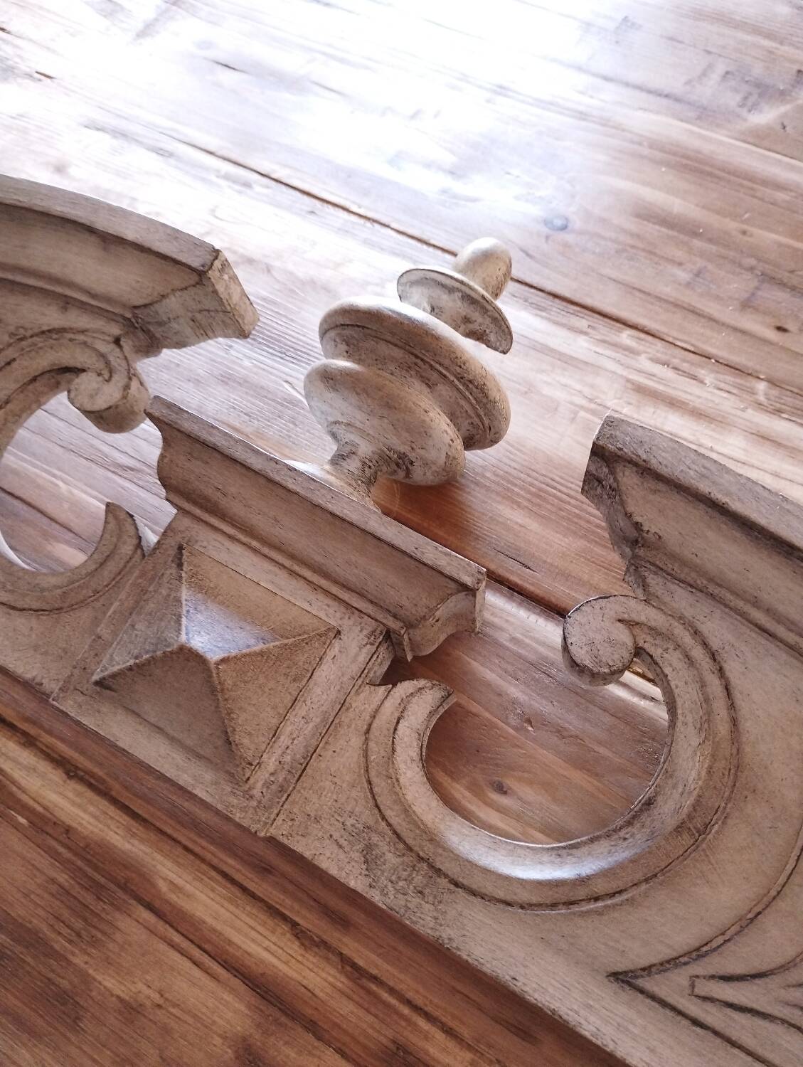 Shabby chic patina pediment