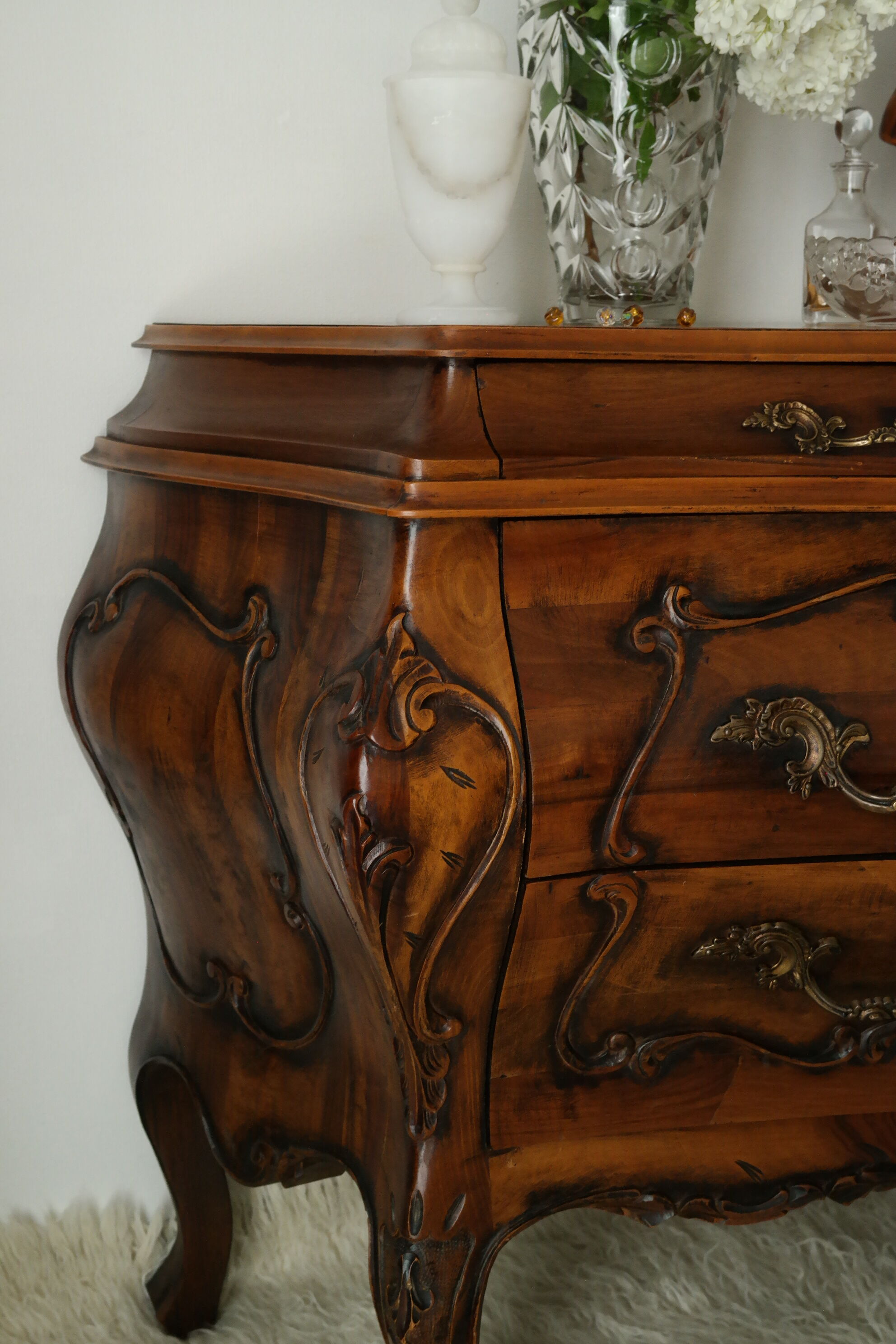 Louis XV style walnut tomb chest of drawers, 20th century