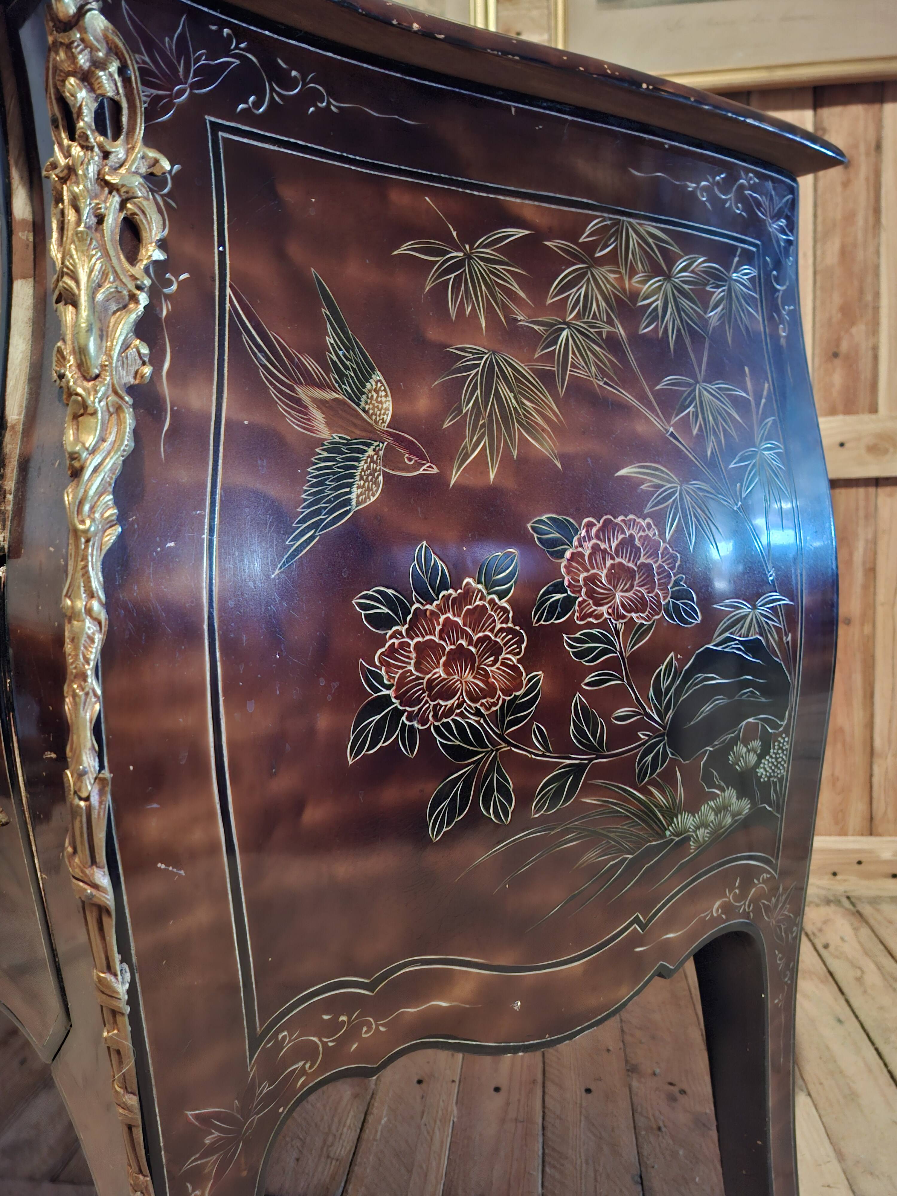 Commode sauteuse galbée en laque à décor Chinois époque début XXeme (om)