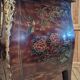 Commode sauteuse galbée en laque à décor Chinois époque début XXeme (om)