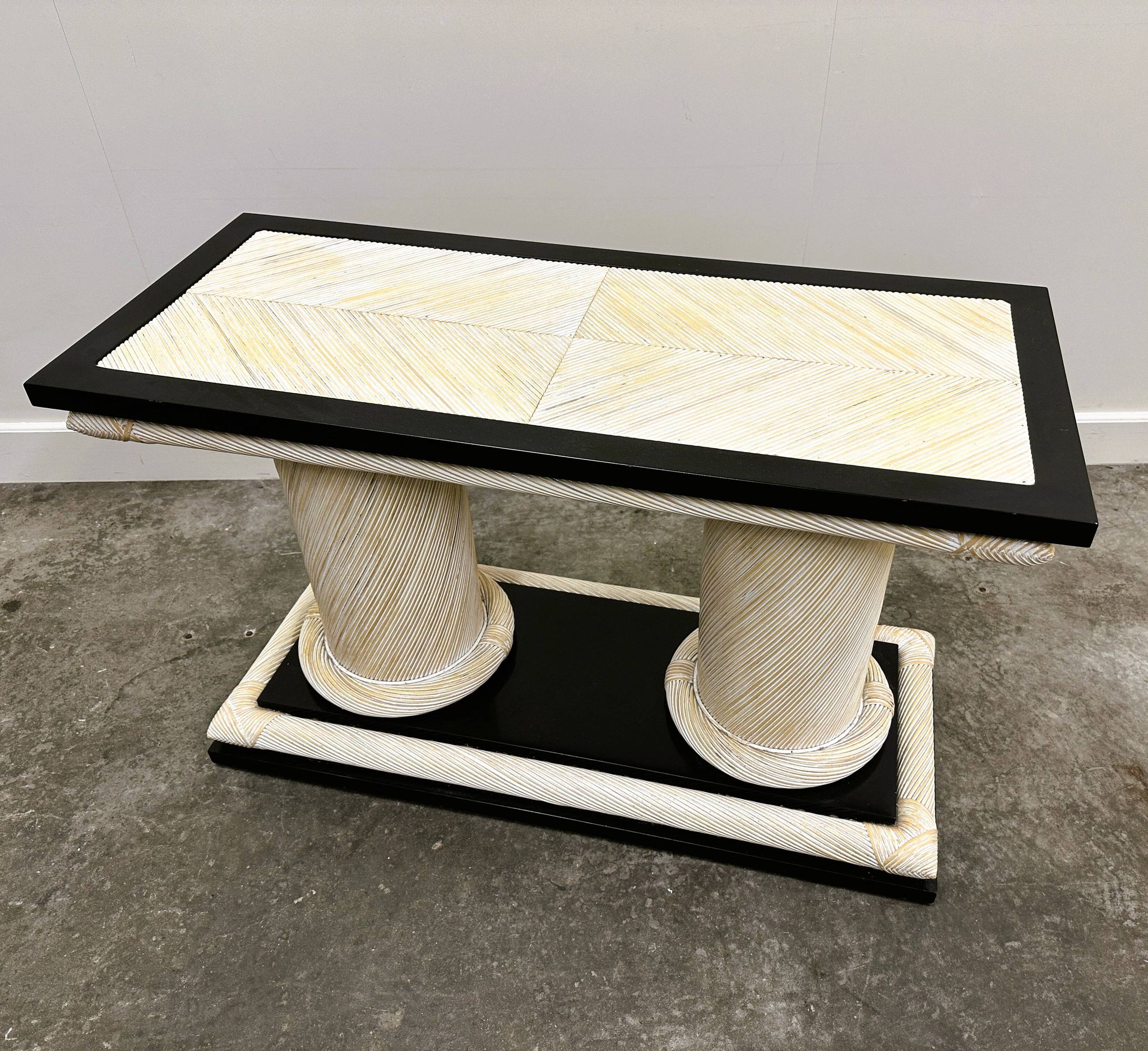 Table console en rotin organique Howard Dilday des années 1970 avec bordure laquée noire.