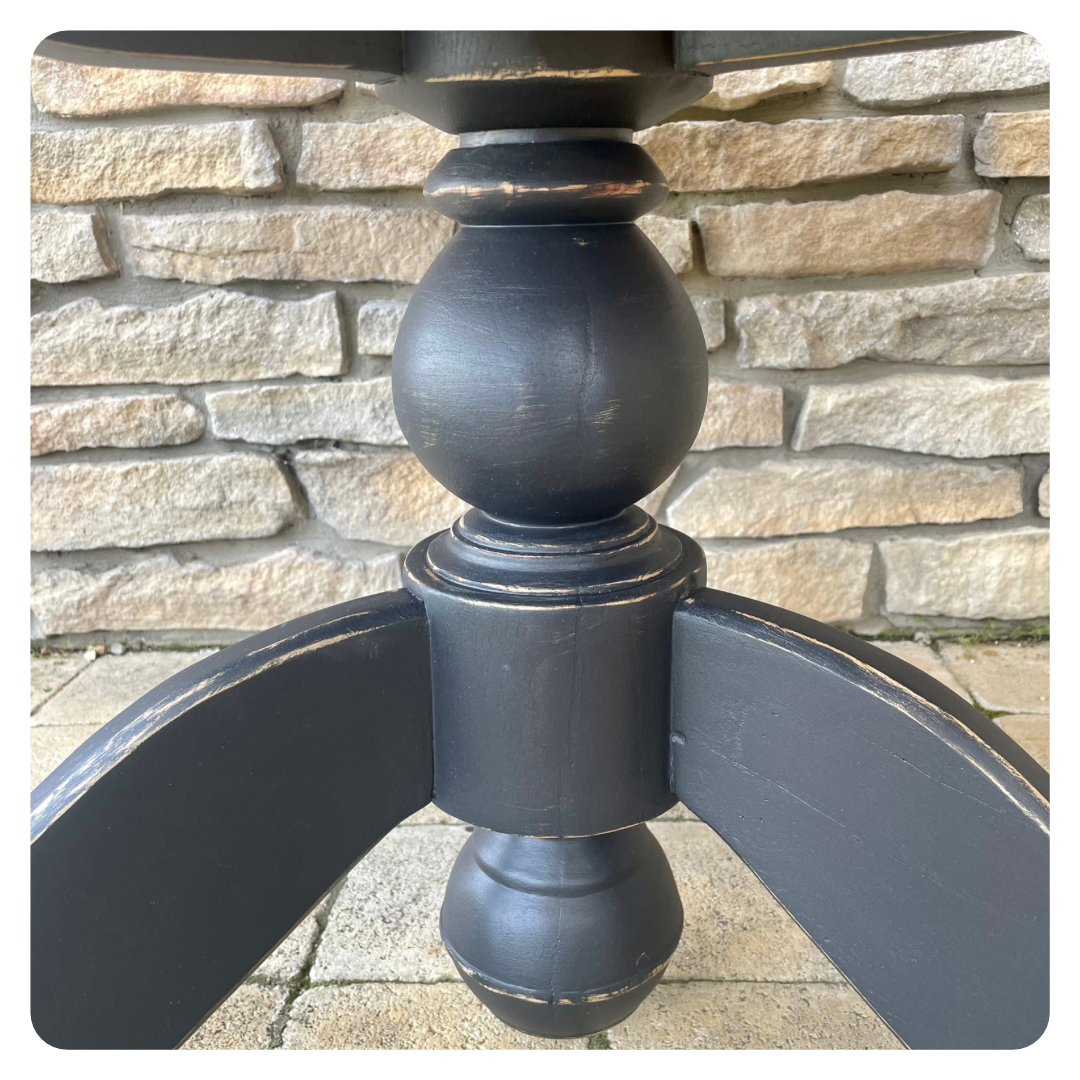 Coffee table with central leg in solid oak