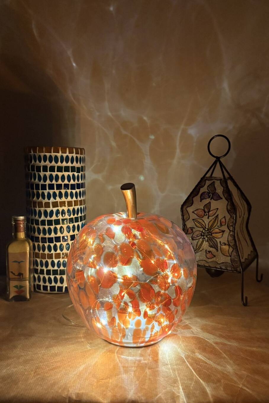 Lampe pomme en verre blanc, orange & rouge – vintage