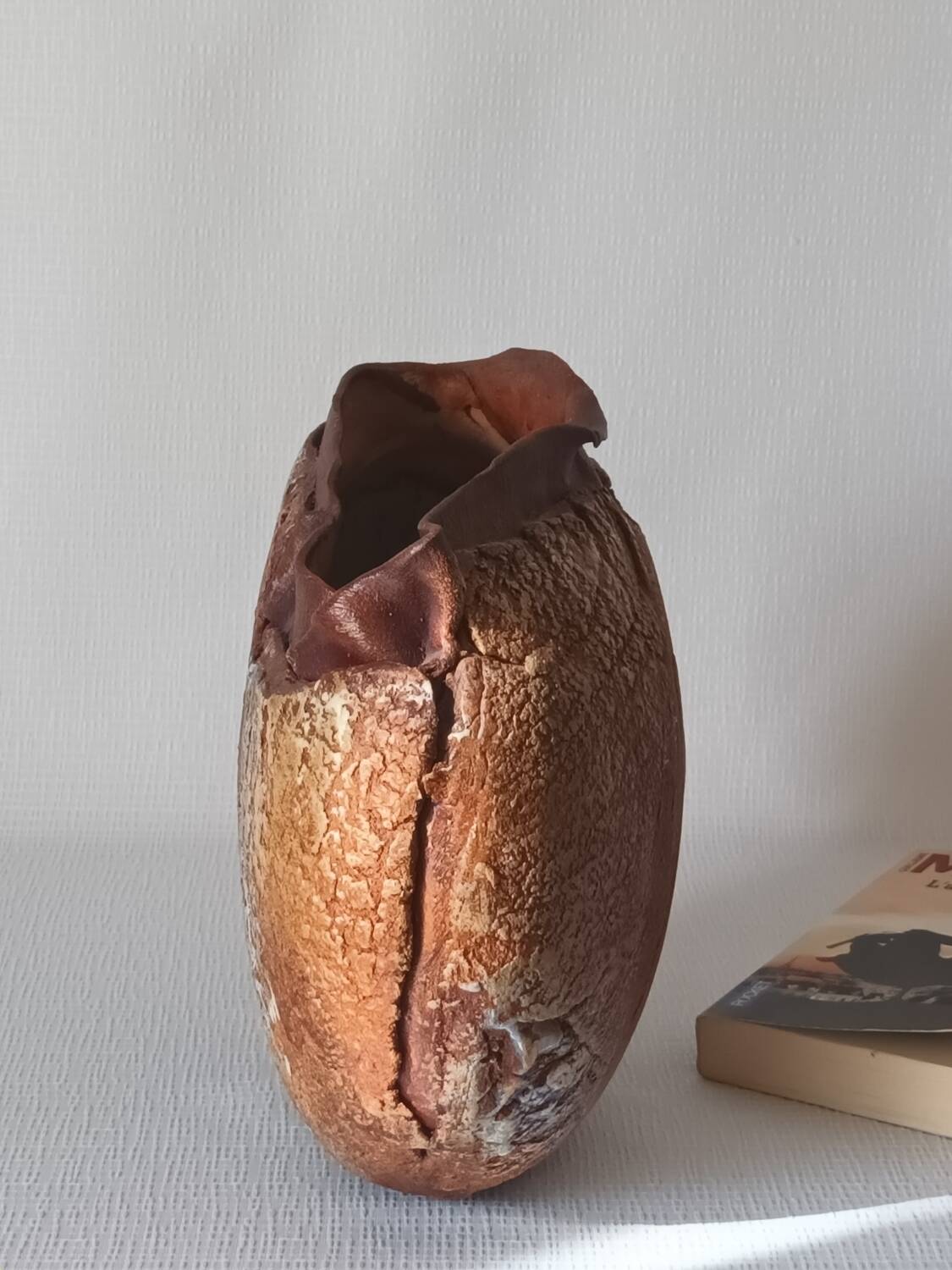 Vase en terre cuite texturé signé