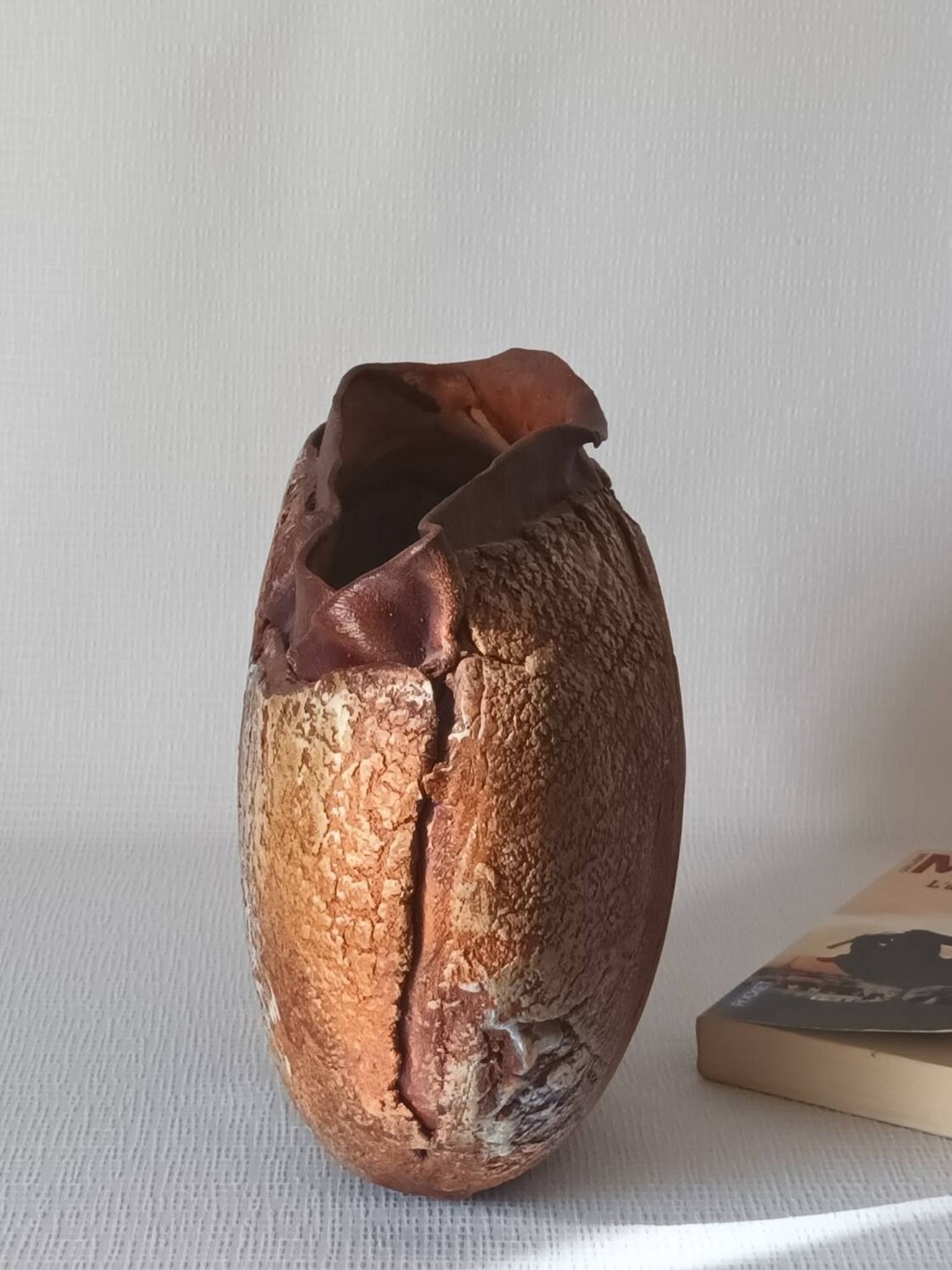 Vase en terre cuite texturé signé