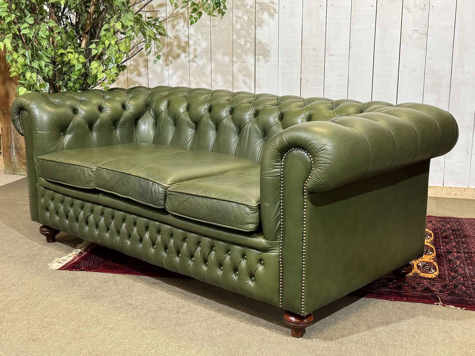 Chesterfield leather 3-seater sofa with mahogany legs - English craftsmanship