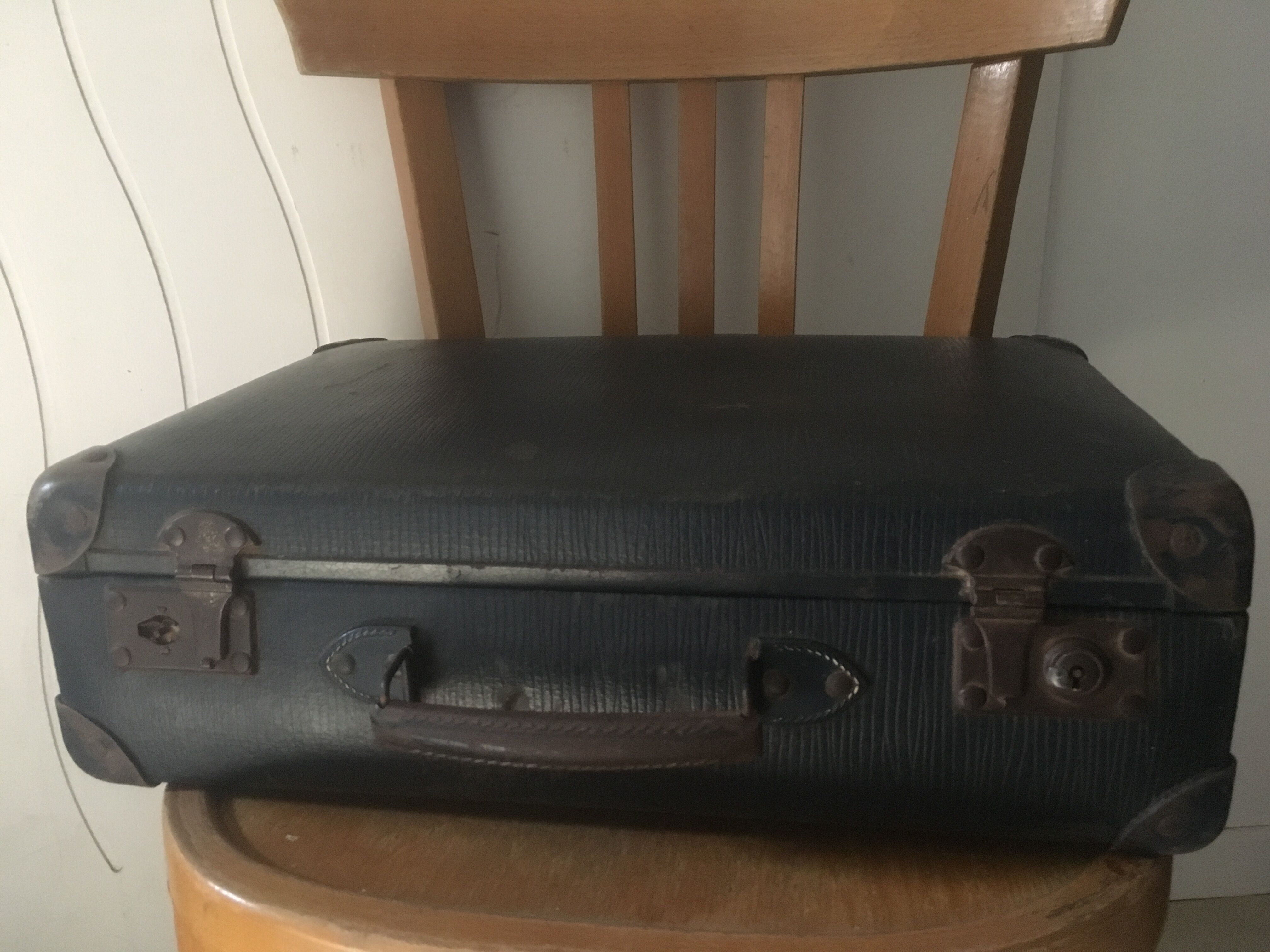 Suitcase reinforced cardboard
