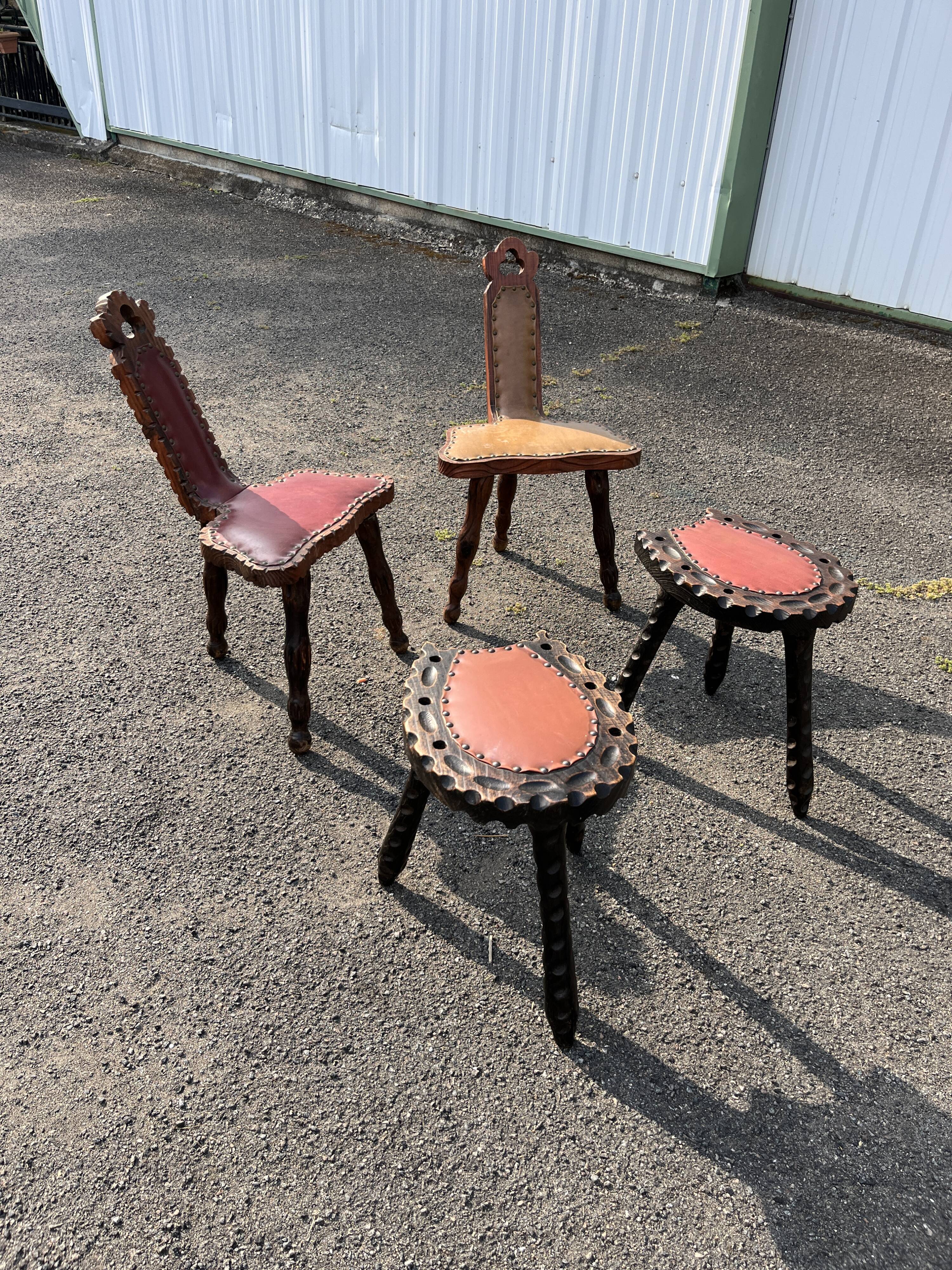 Lot de 2 chaises et 2 tabourets rustiques – cuir clouté et bois sculpté