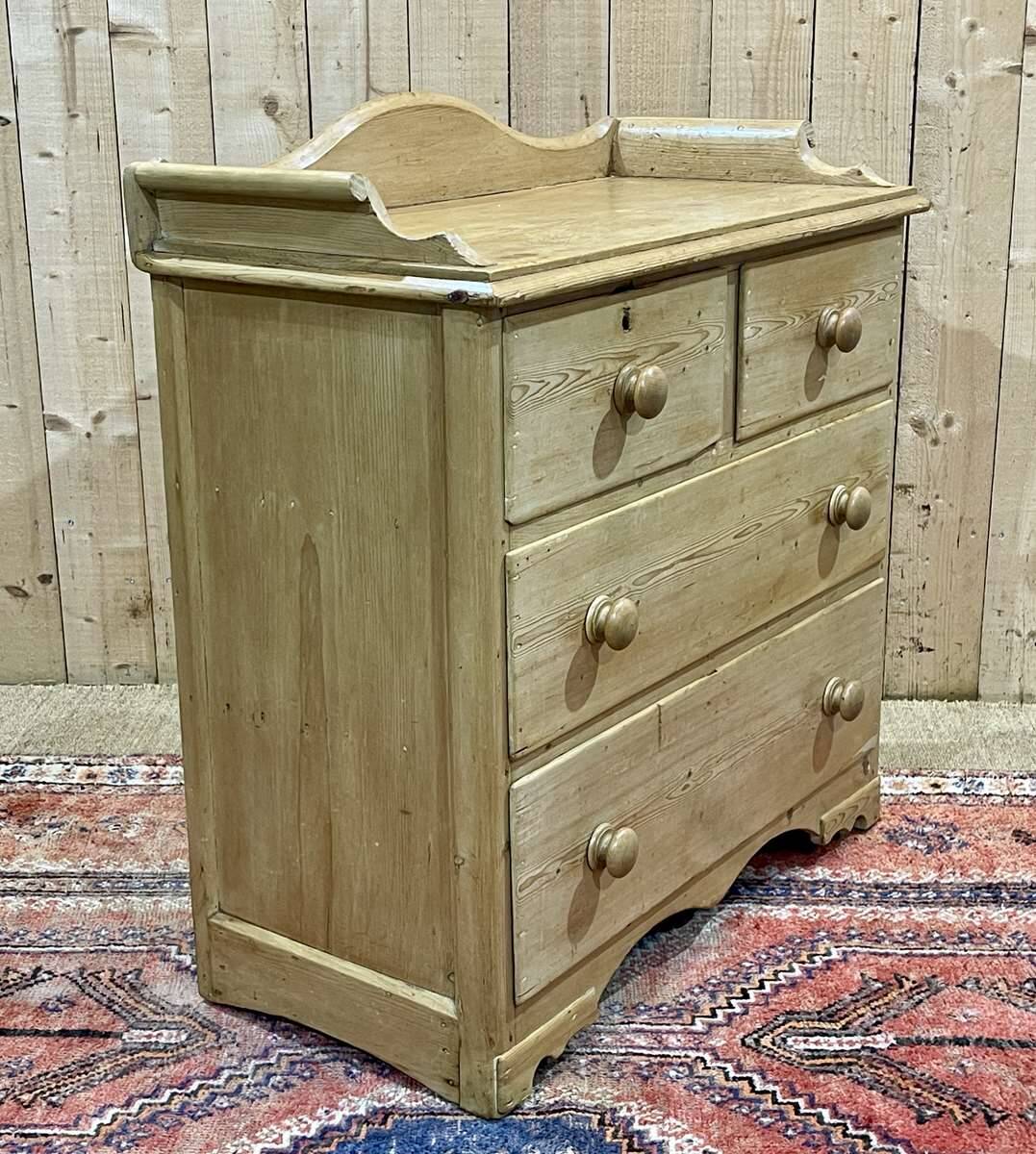 19th century Victorian chest of drawers in fir