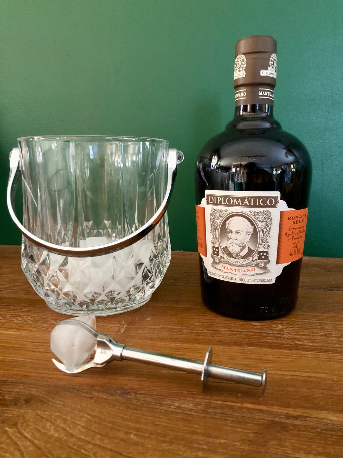 Ice bucket with tongs