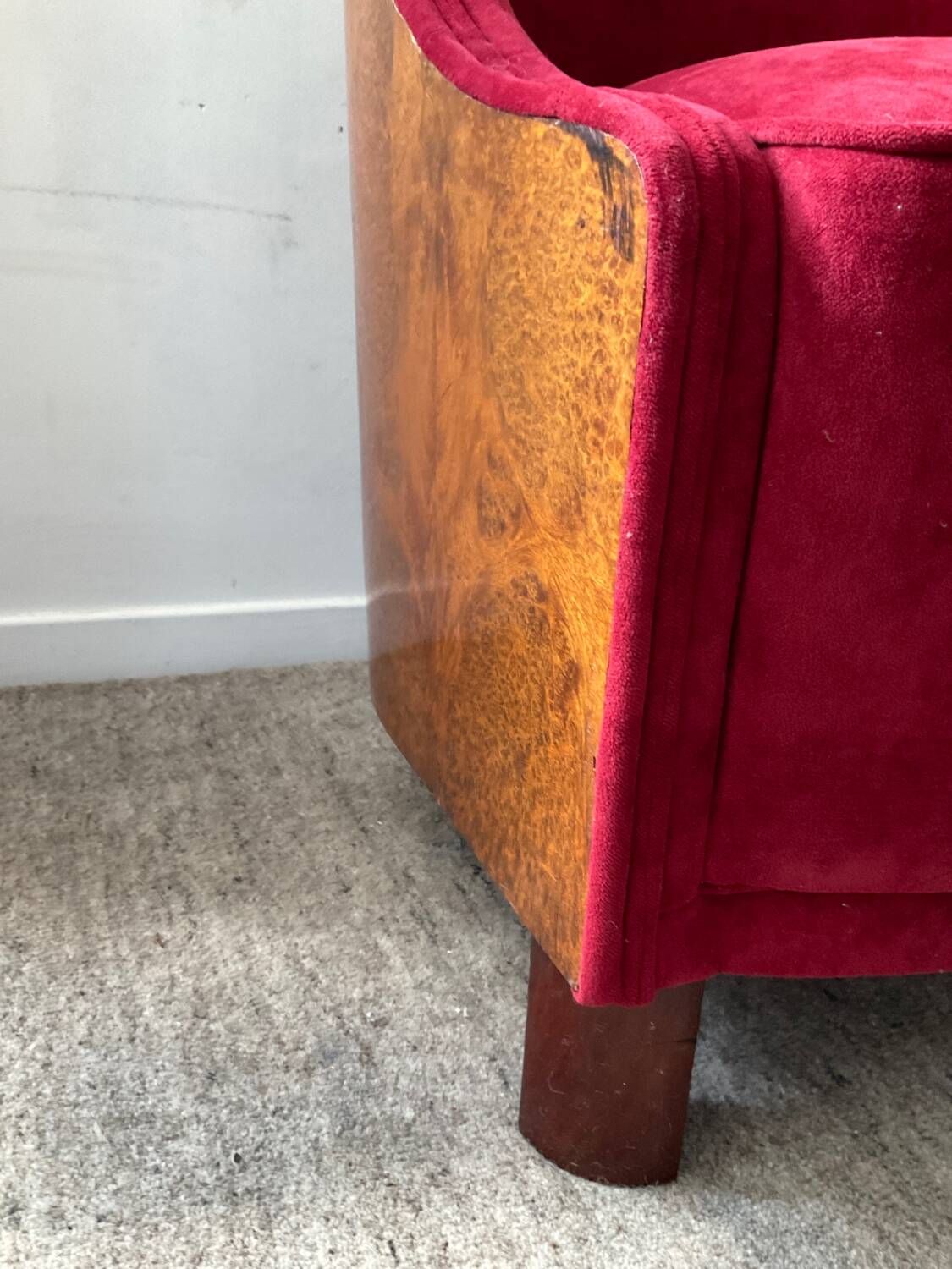 Fauteuil bergère Art Déco en loupe d’orme et velours