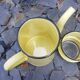Cafetière en tôle émaillée jaune