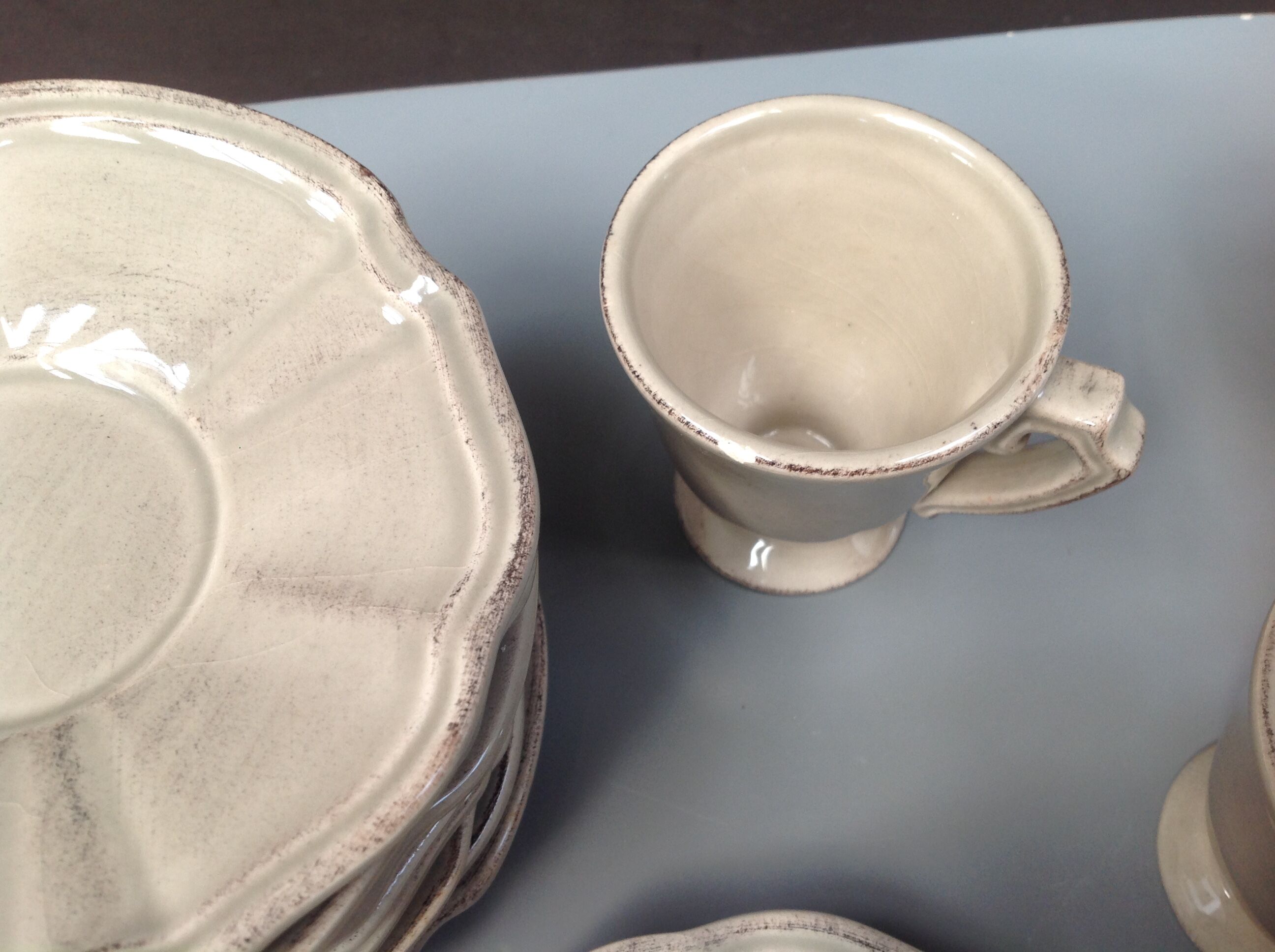 Batch of 5 coffee cups and mole patinated saucers Put in Home