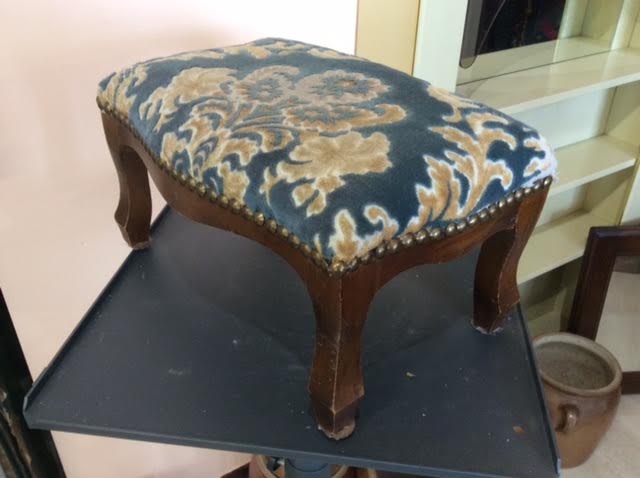 Footrest in wood and fabrics