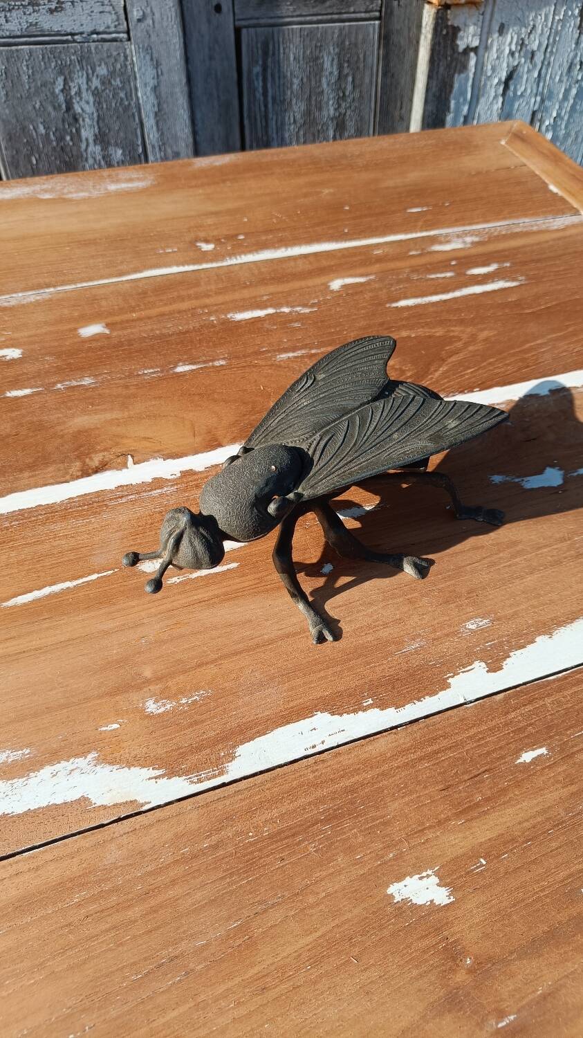 Metal fly ashtray