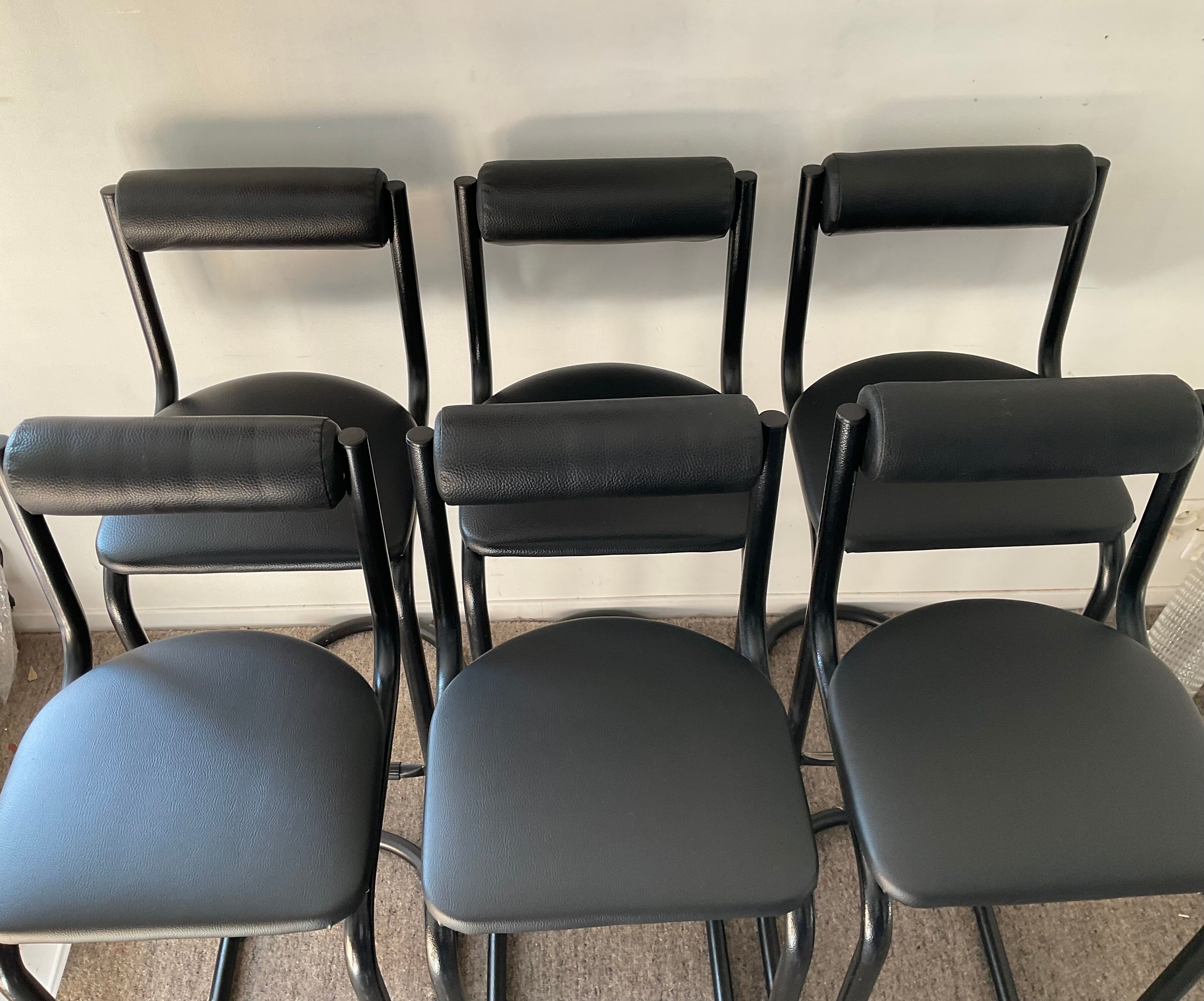 Série de 6 tabourets tubulaire et skaï, années 70- 80