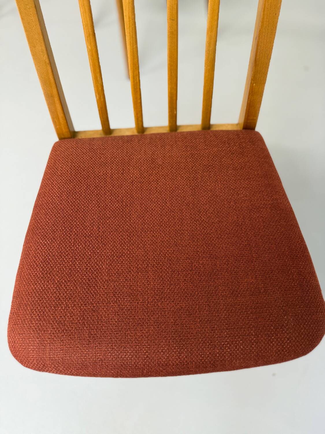 Set of 4 chairs in solid beech and vintage orange fabric, 70s design
