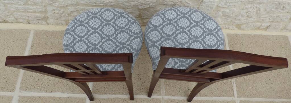 Paire de chaises de style classique en bois, laiton et tissu