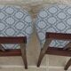 Paire de chaises de style classique en bois, laiton et tissu