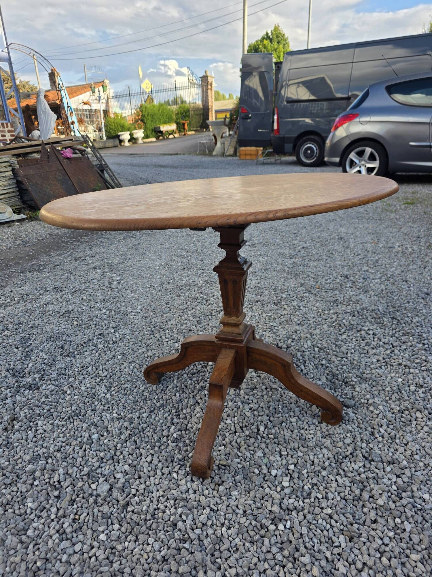 Oak guéridon table from the early 20th century.