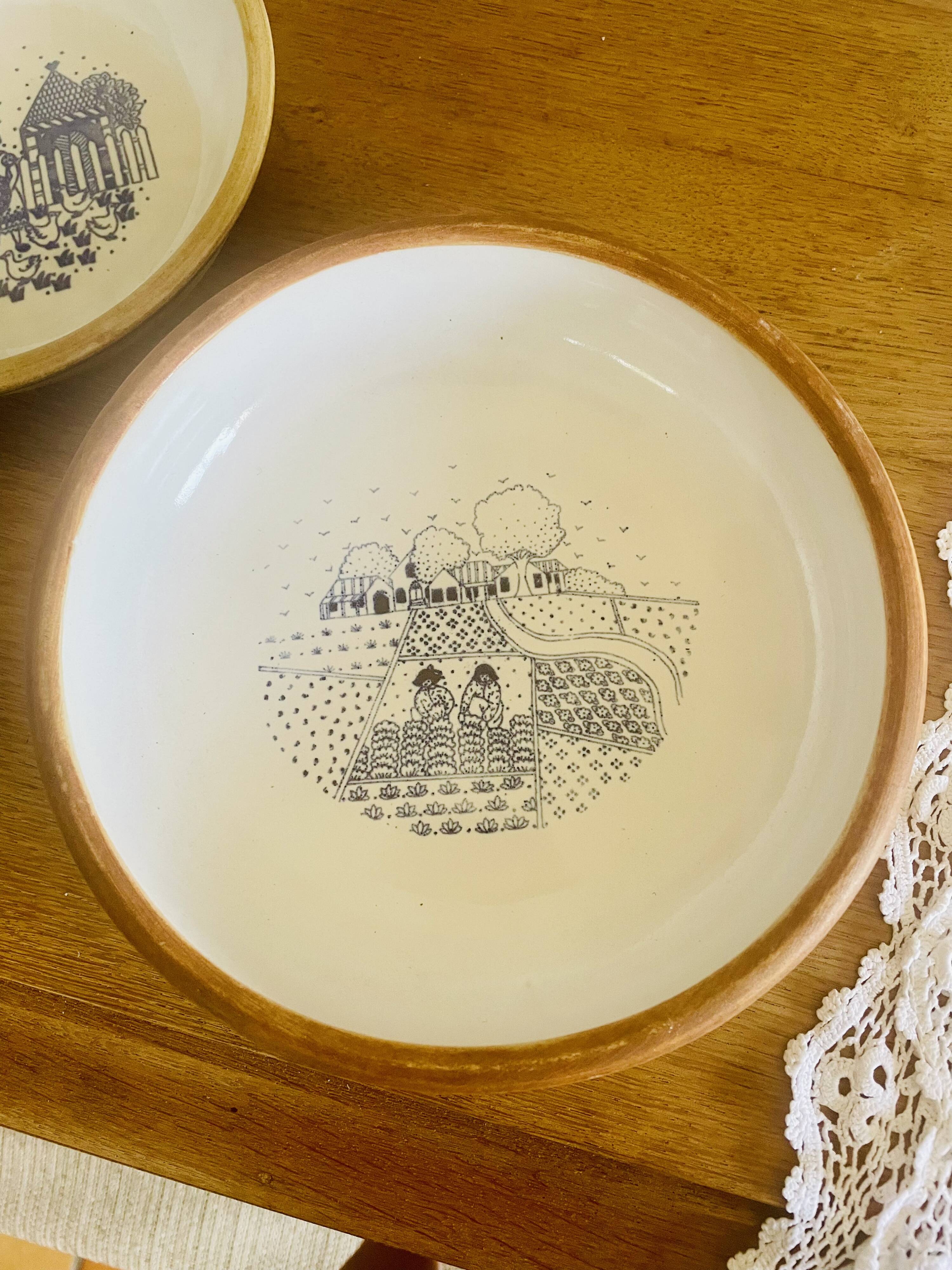 Assiette en grès et émail estampillée