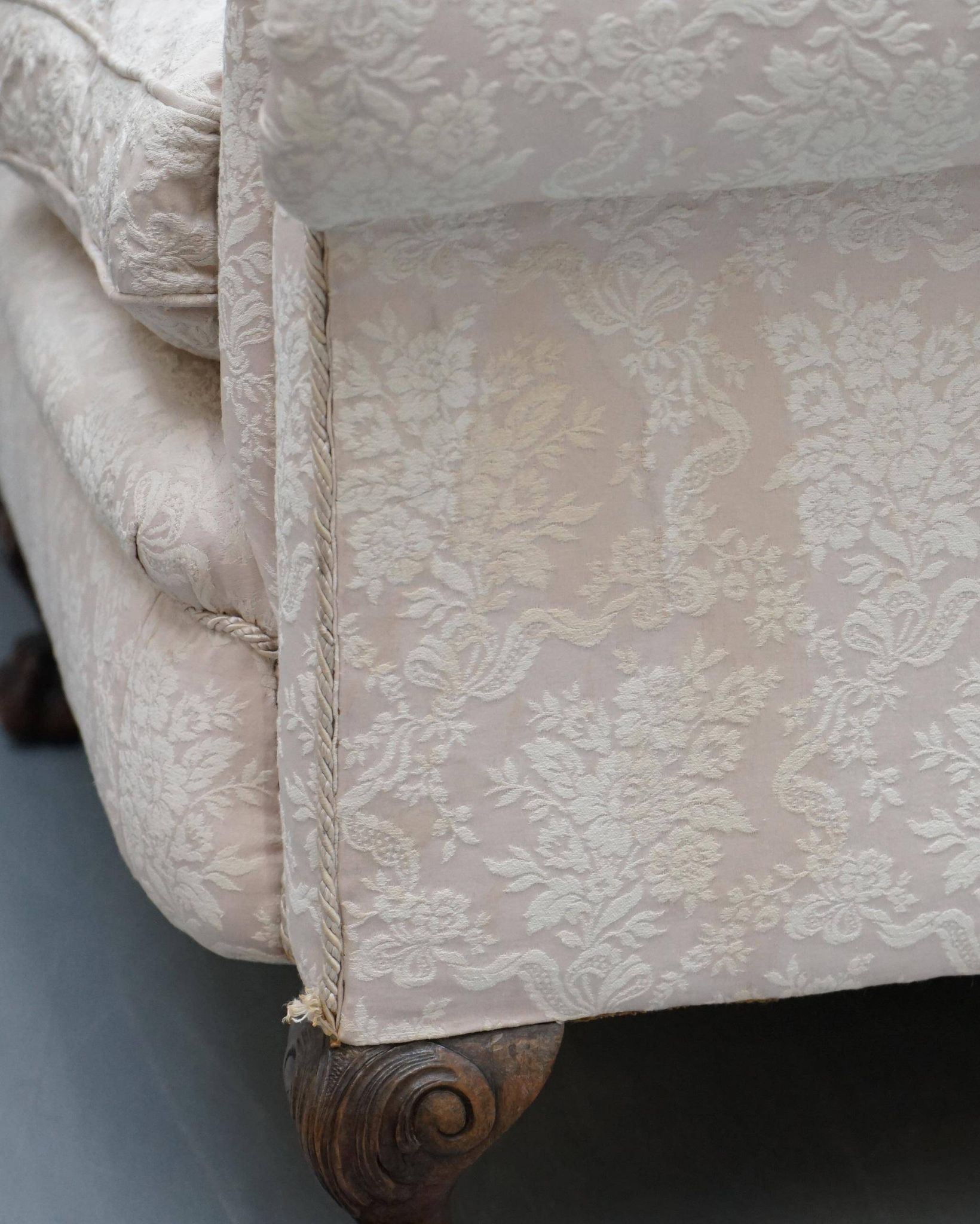 Victorian suite in damask, walnut frame, legs carved in lion's paw.