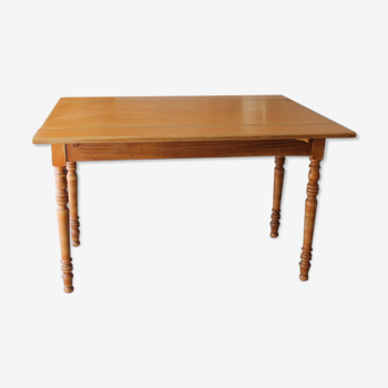 Extendable dining table