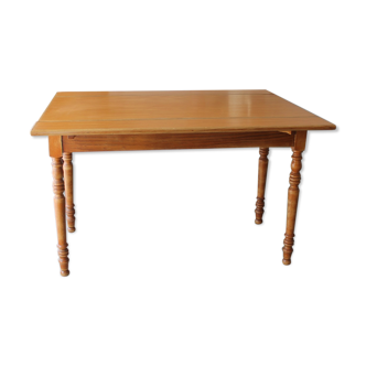 Extendable dining table