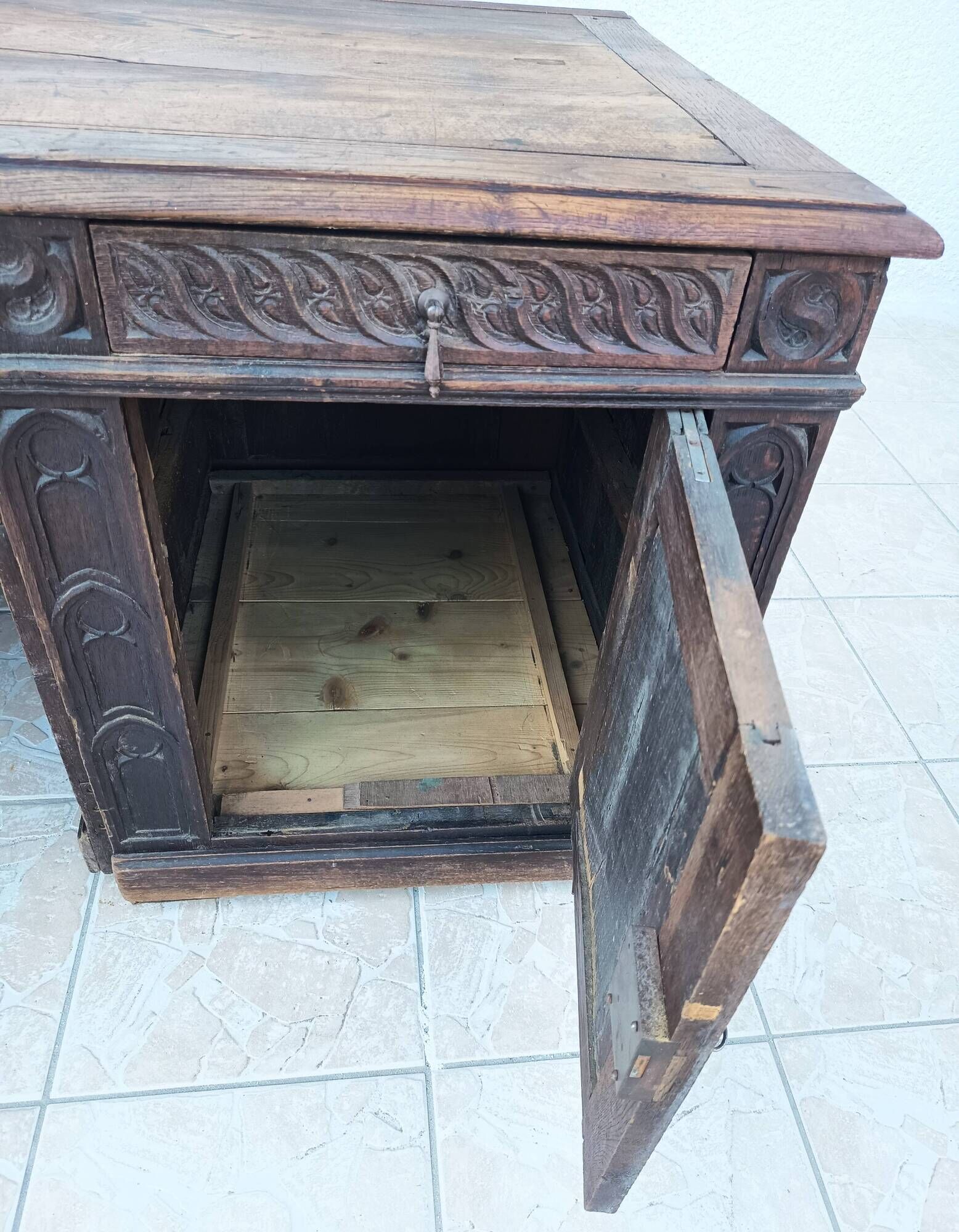 Large Gothic desk in solid oak from the 19th century.