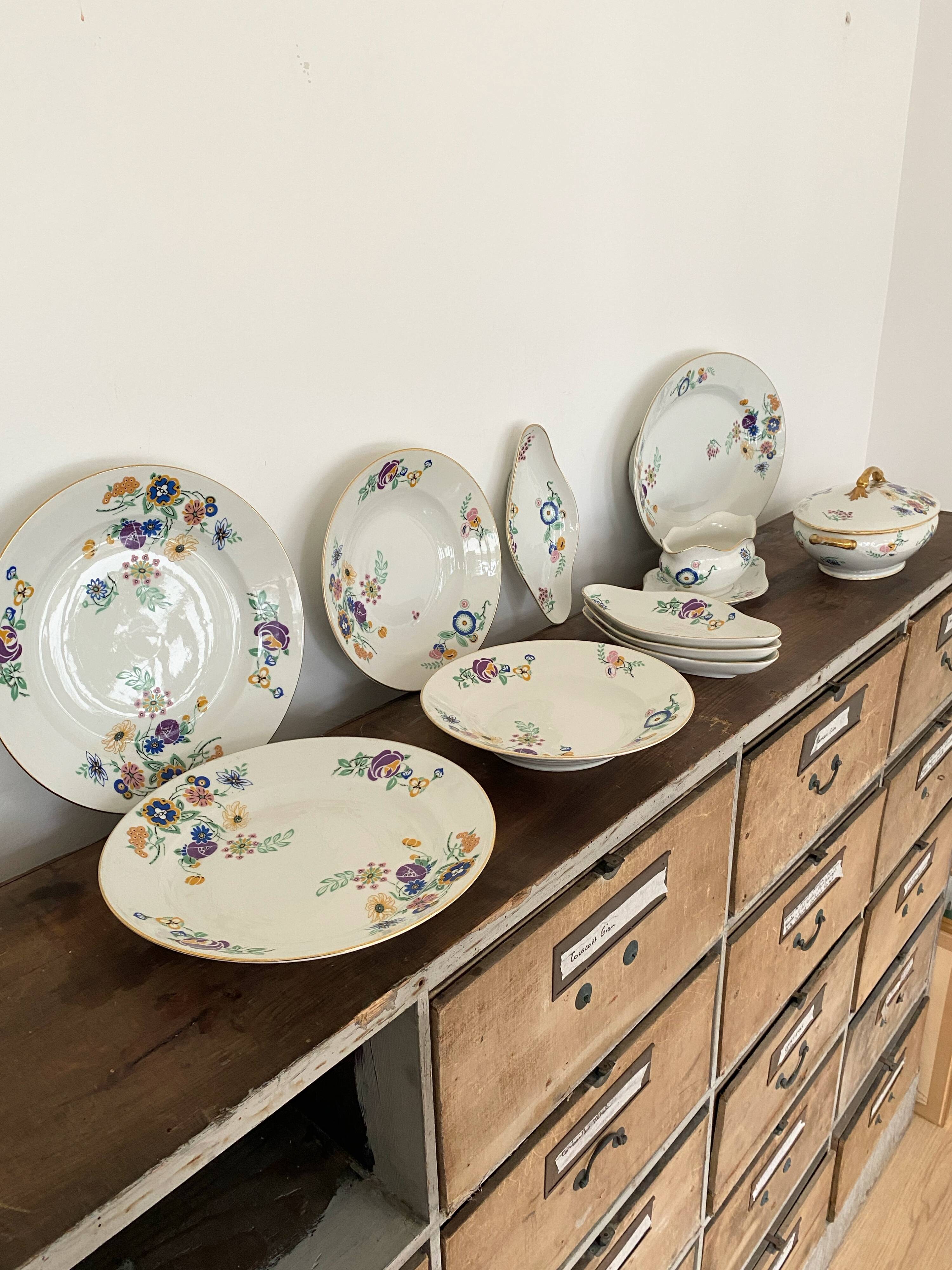 6 vintage plates in white Limoges porcelain signed TLB, flowers