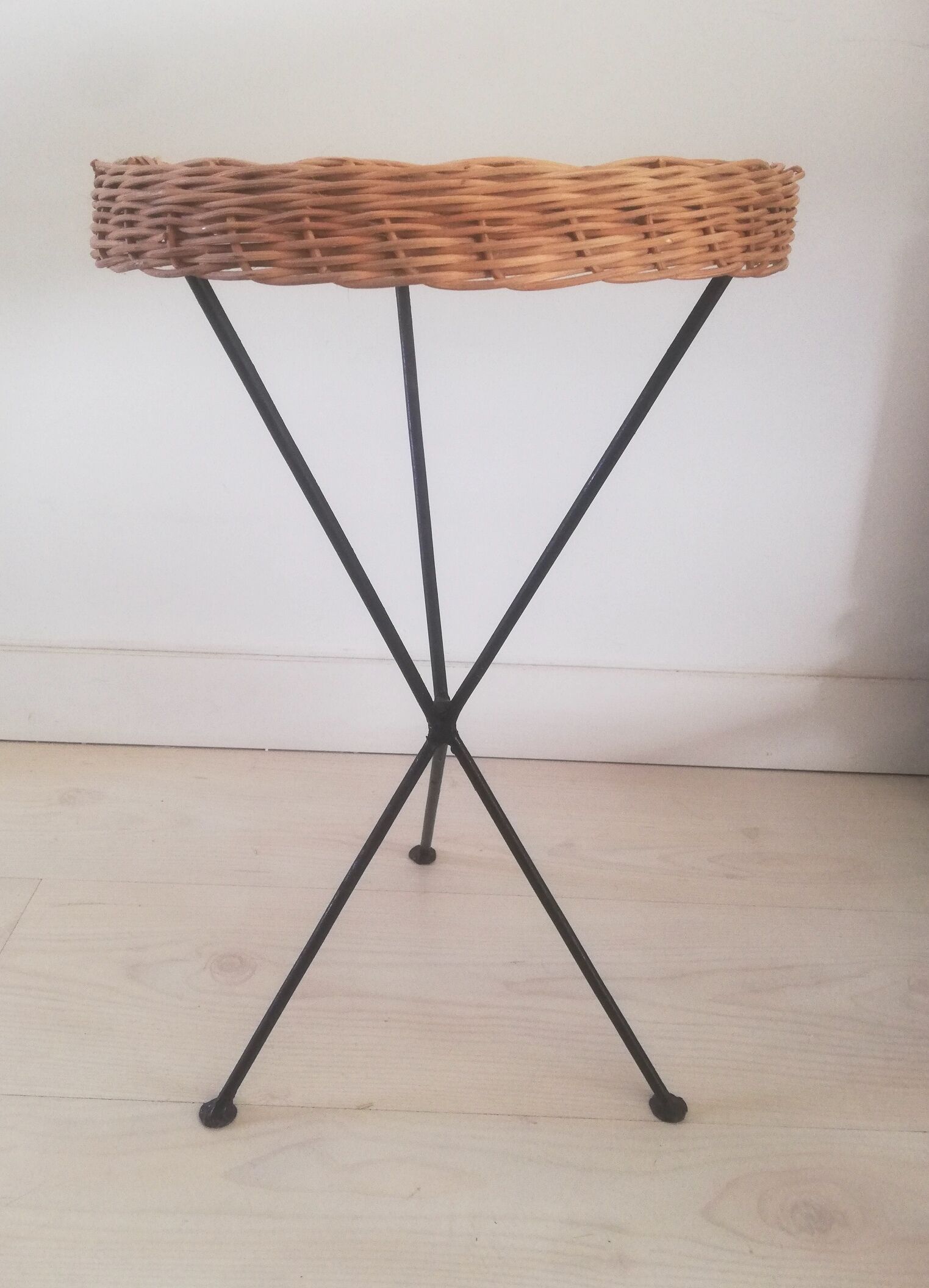 Door plant coffee table tripod in rattan