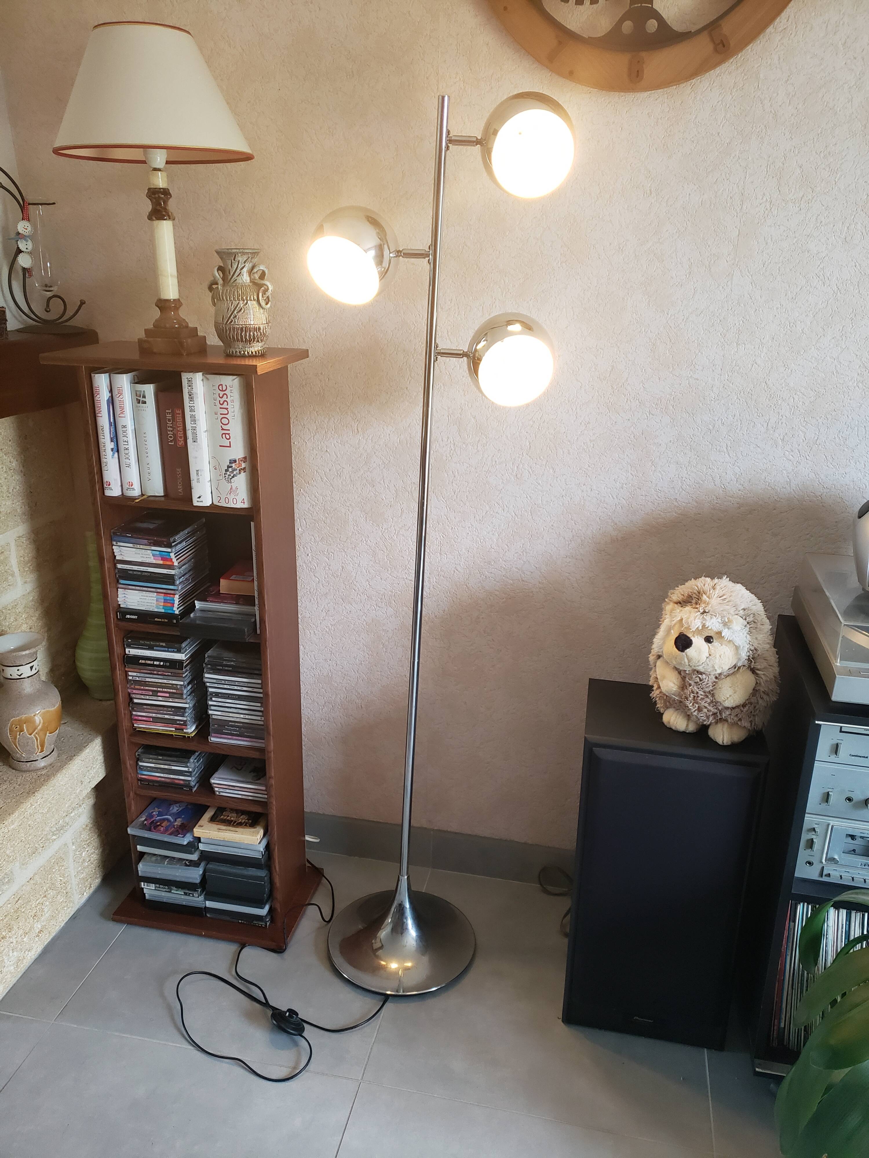 Eyeball floor lamp