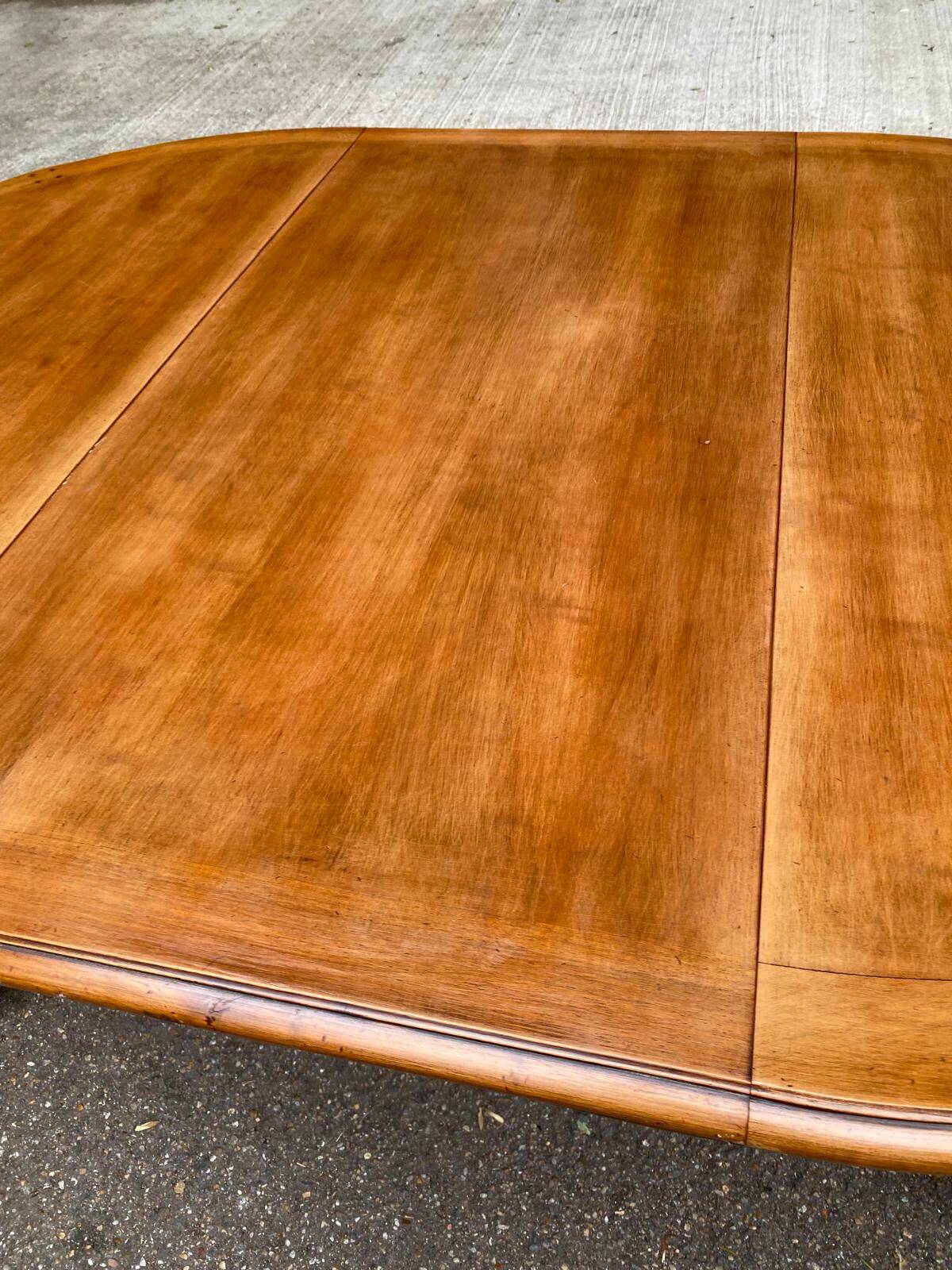 Round extendable dining table Louis XV in solid wood from the 1960s.