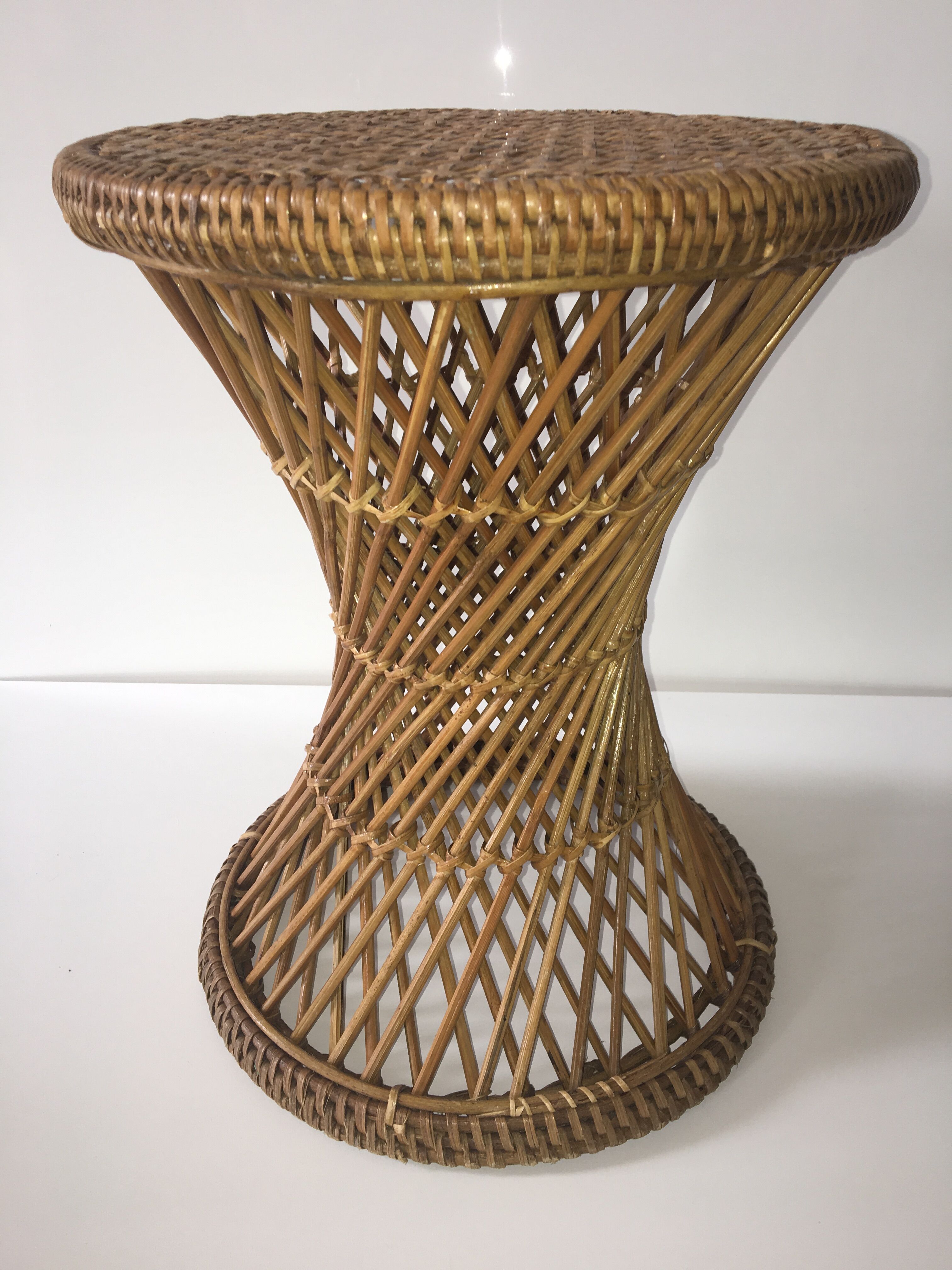 Tabouret en rotin et osier de forme diabolo
