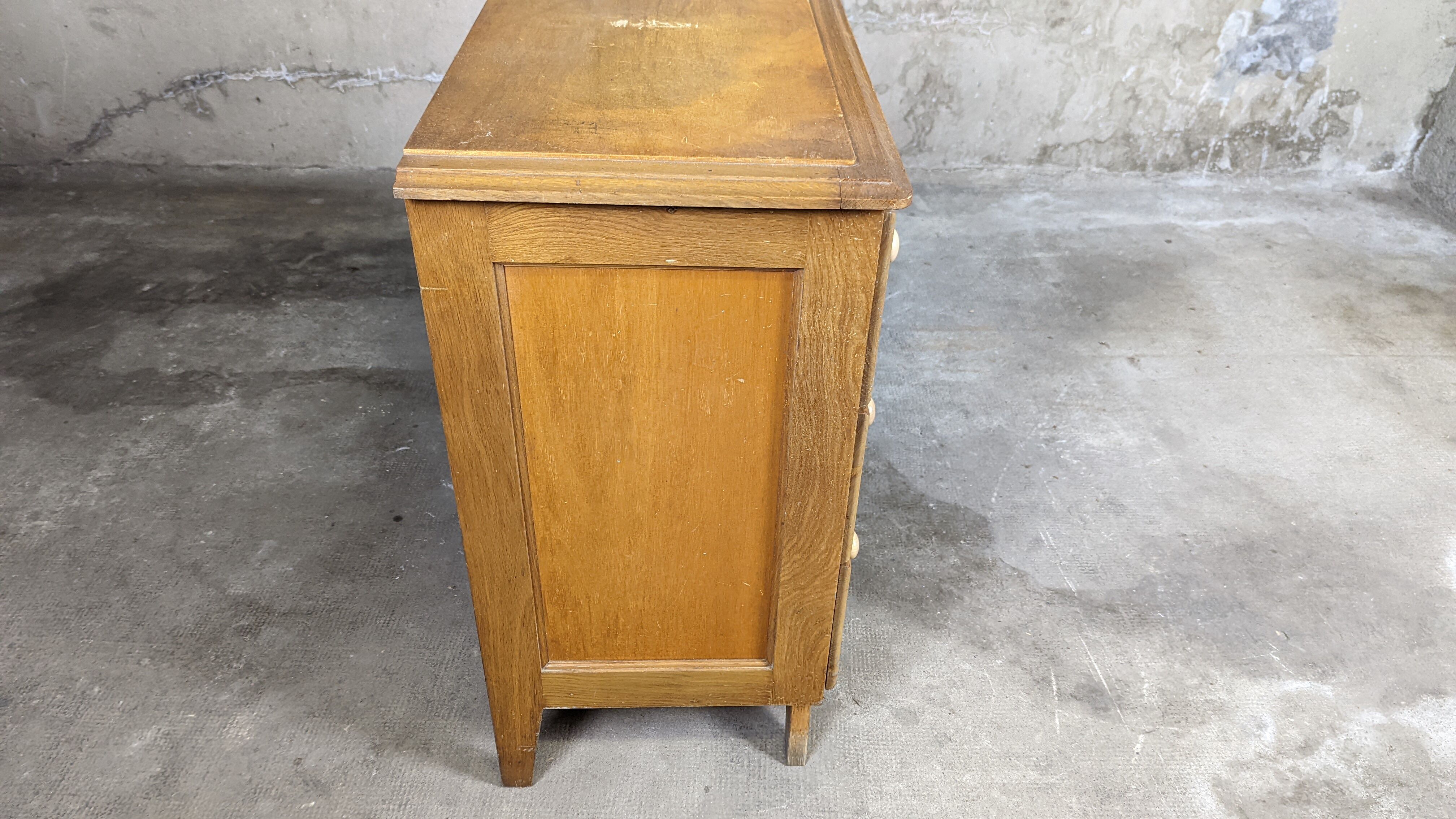 Scandinavian compass foot dresser