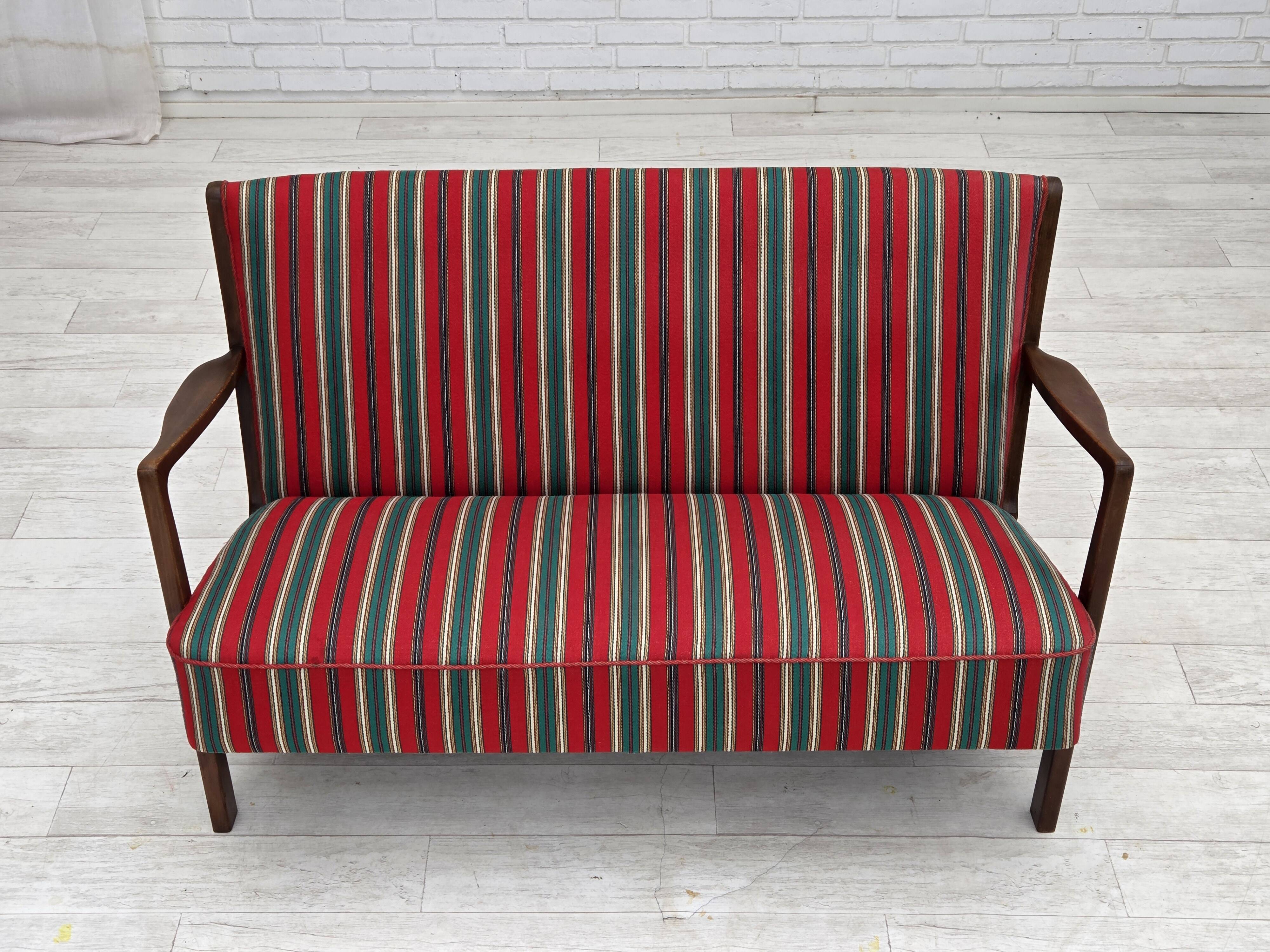 Canapé 2 places danois des années 1960 par Fritz Hansen, laine d'ameublement.