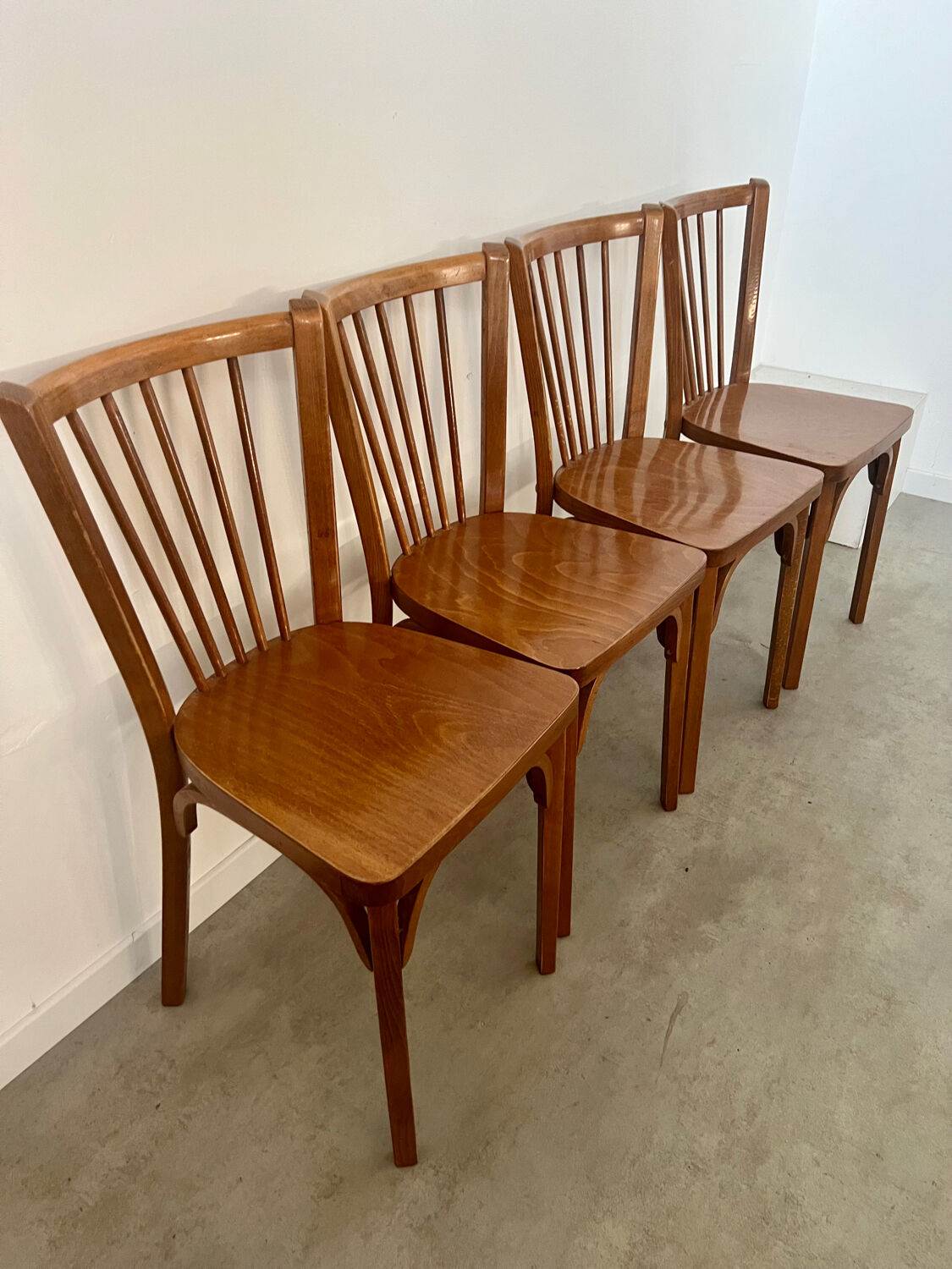 Lot de 4 anciennes chaises de bistrot baumann vintage en bois