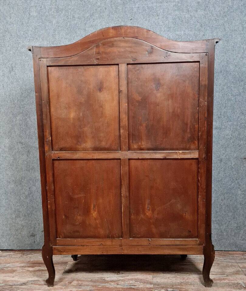 Bibliothèque galbée et vitrée style Louis XV en noyer massif vers 1880-1900