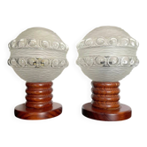 Paire de lampes de table en bois et en verre de style mid-century