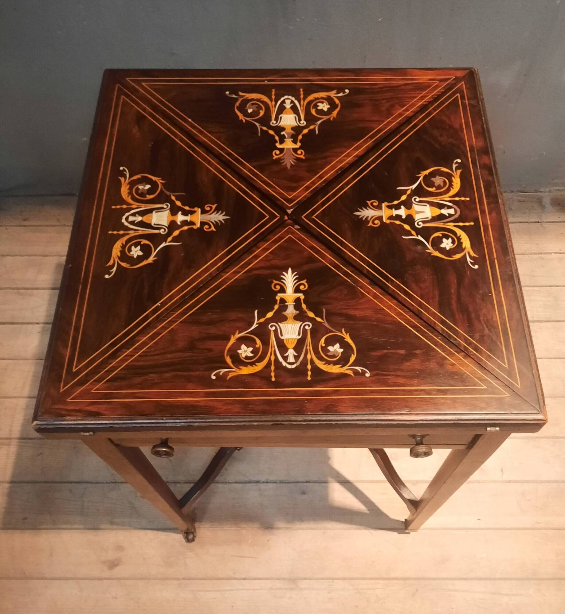 Table d'appoint, à jeu dite "mouchoir"