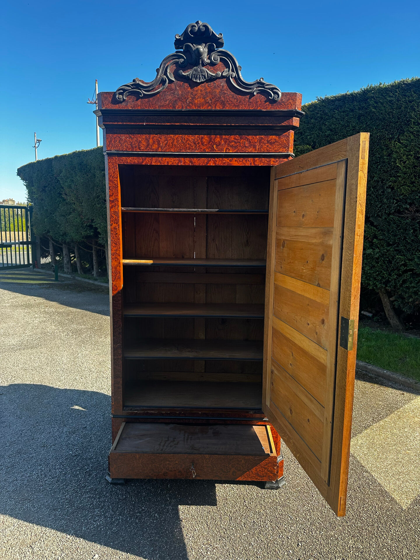 Armoire à glace Napoléon III en placage de loupe