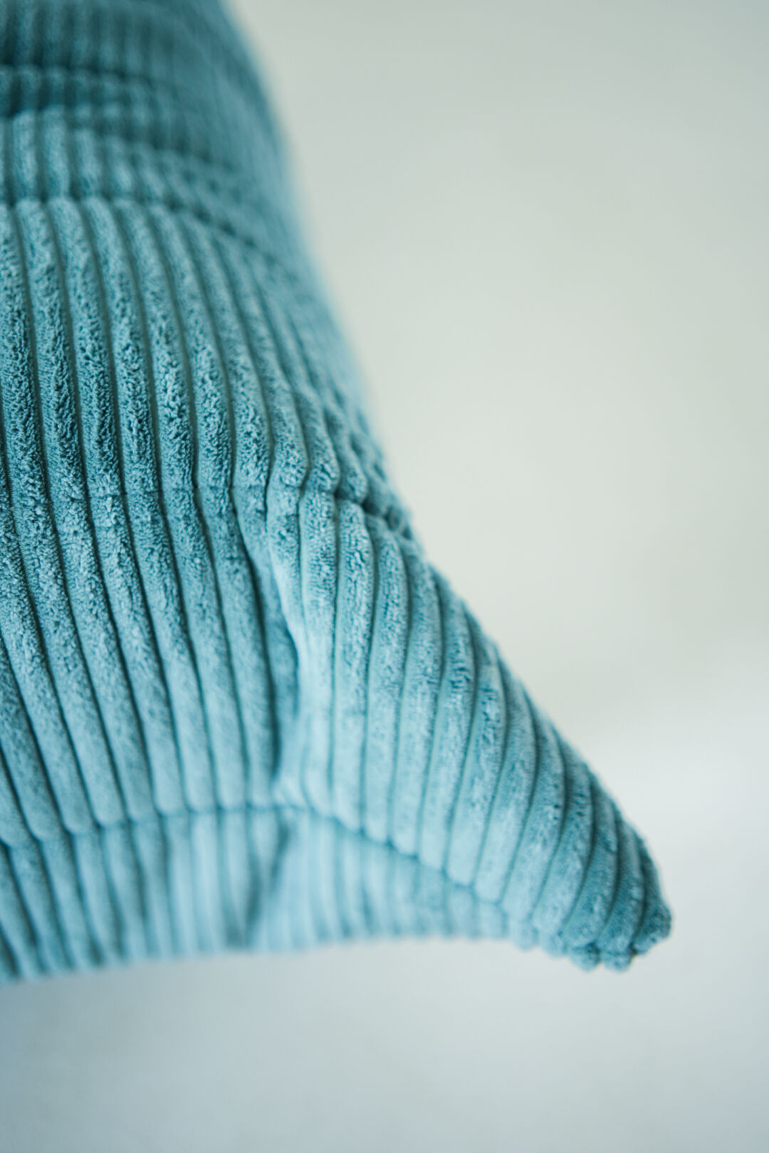 Ensemble de fauteuil et pouf Togo en velours côtelé bleu clair.